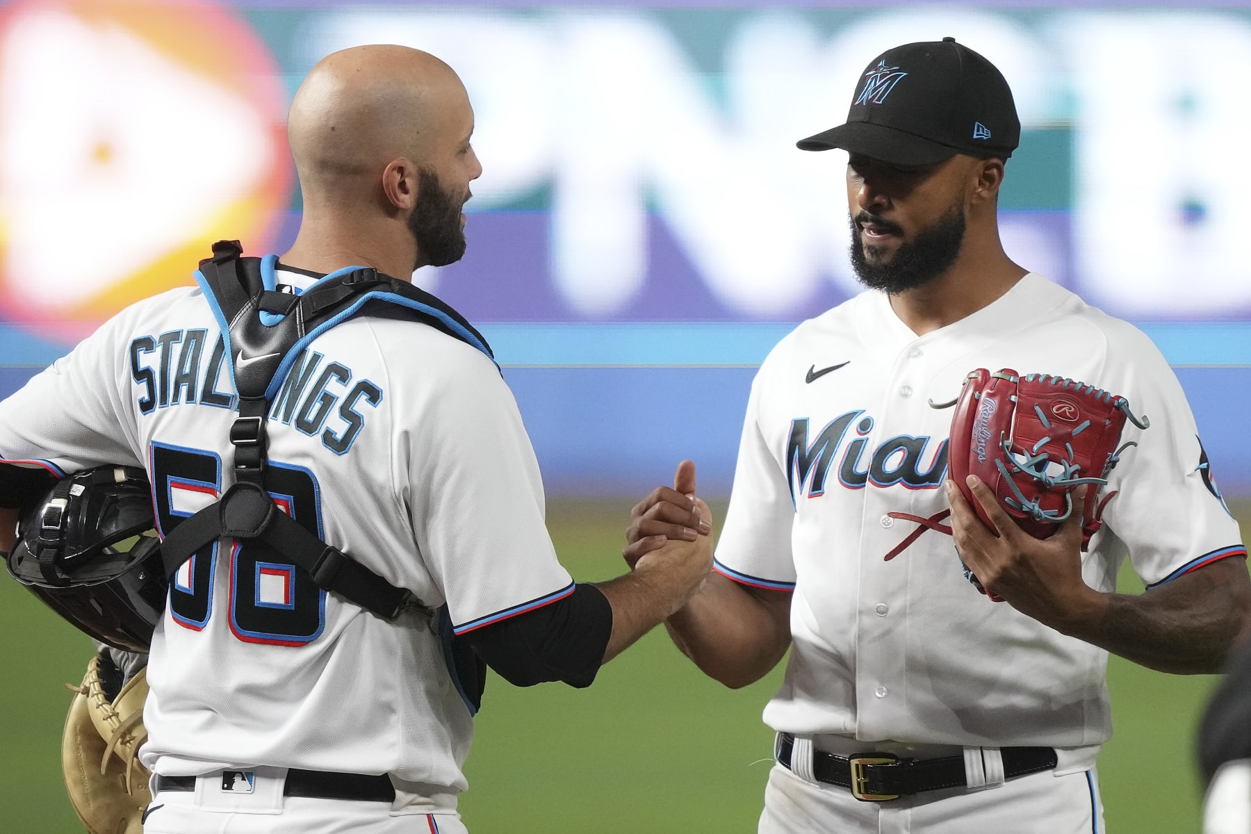 Alfaro homers in 8th, Marlins end Dodgers' 9-game streak