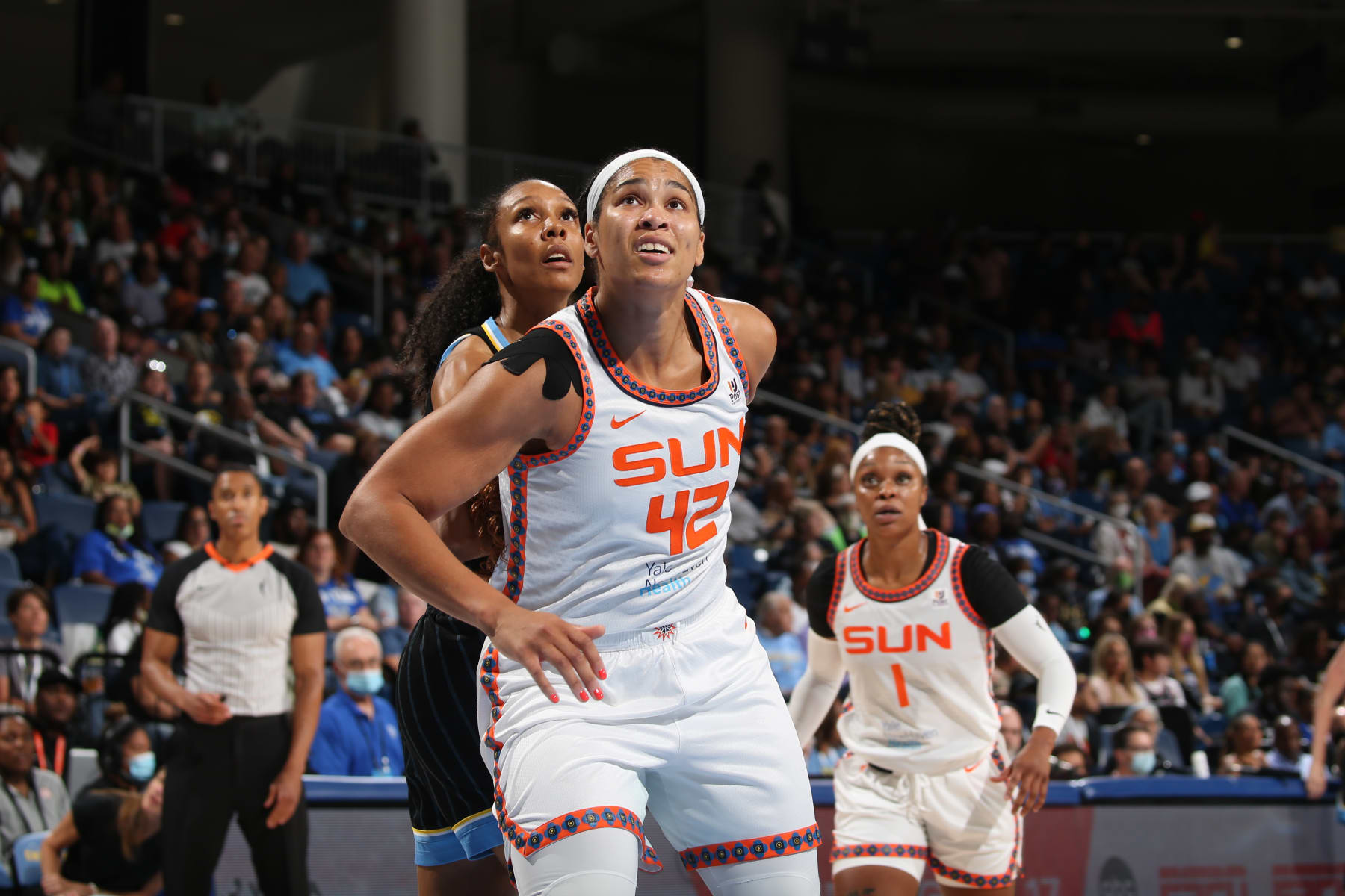 WNBA: Short-handed Los Angeles Sparks no match for Jackie Young, A