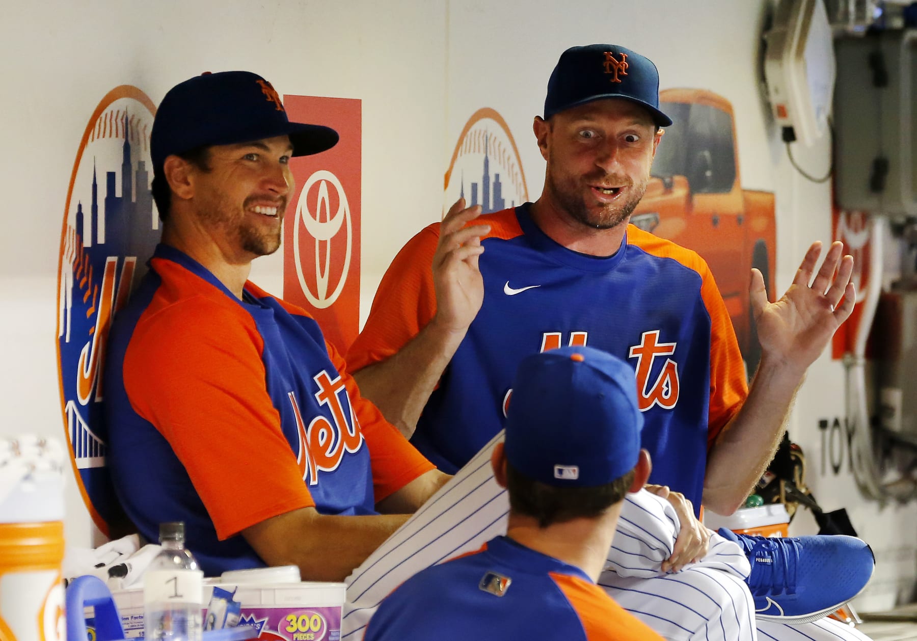 NEW YORK, NEW YORK - AUGUST 04: Jacob deGrom #48 (L) and Max Scherzer #21 of the New York Mets talk in the dugout during a game against the Atlanta Braves at Citi Field on August 04, 2022 in New York City. The Mets defeated the Braves 6-4. (Photo by Jim McIsaac/Getty Images)
