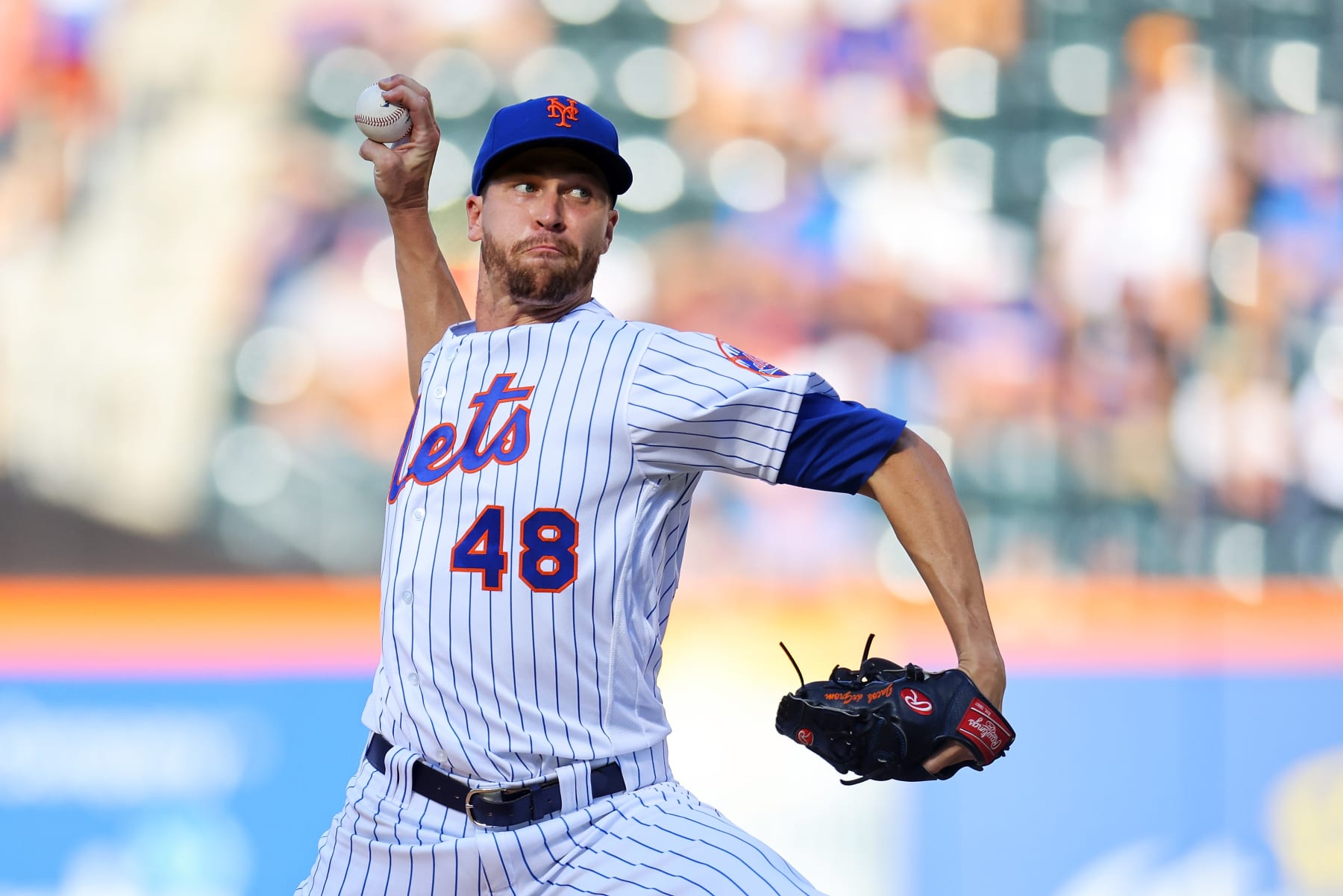 NEW YORK, NEW YORK - AUGUST 07: Jacob deGrom #48 of the New York Mets pitches in the first inning against the Atlanta Braves at Citi Field on August 07, 2022 in New York City. (Photo by Mike Stobe/Getty Images)