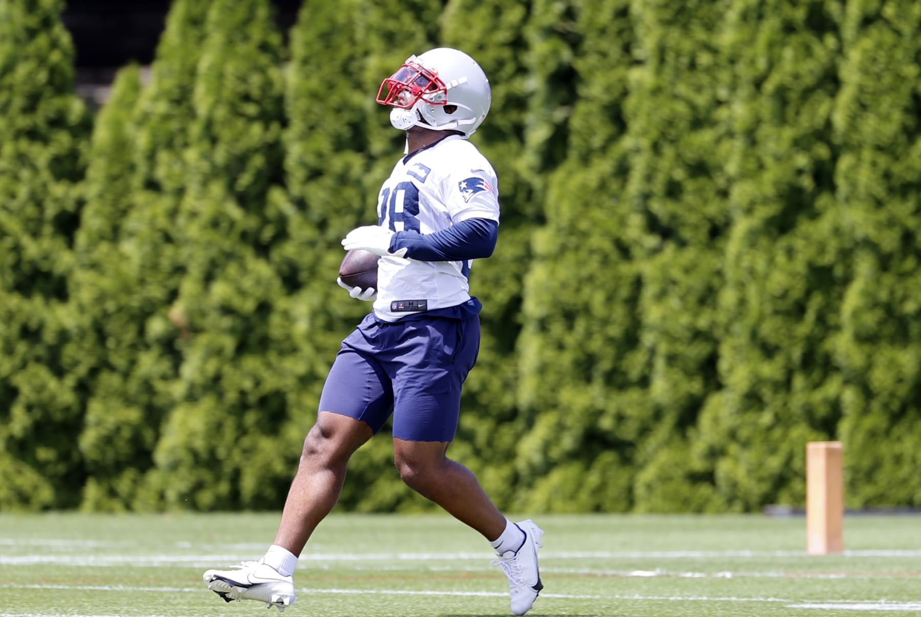 Patriots running back James White announces retirement