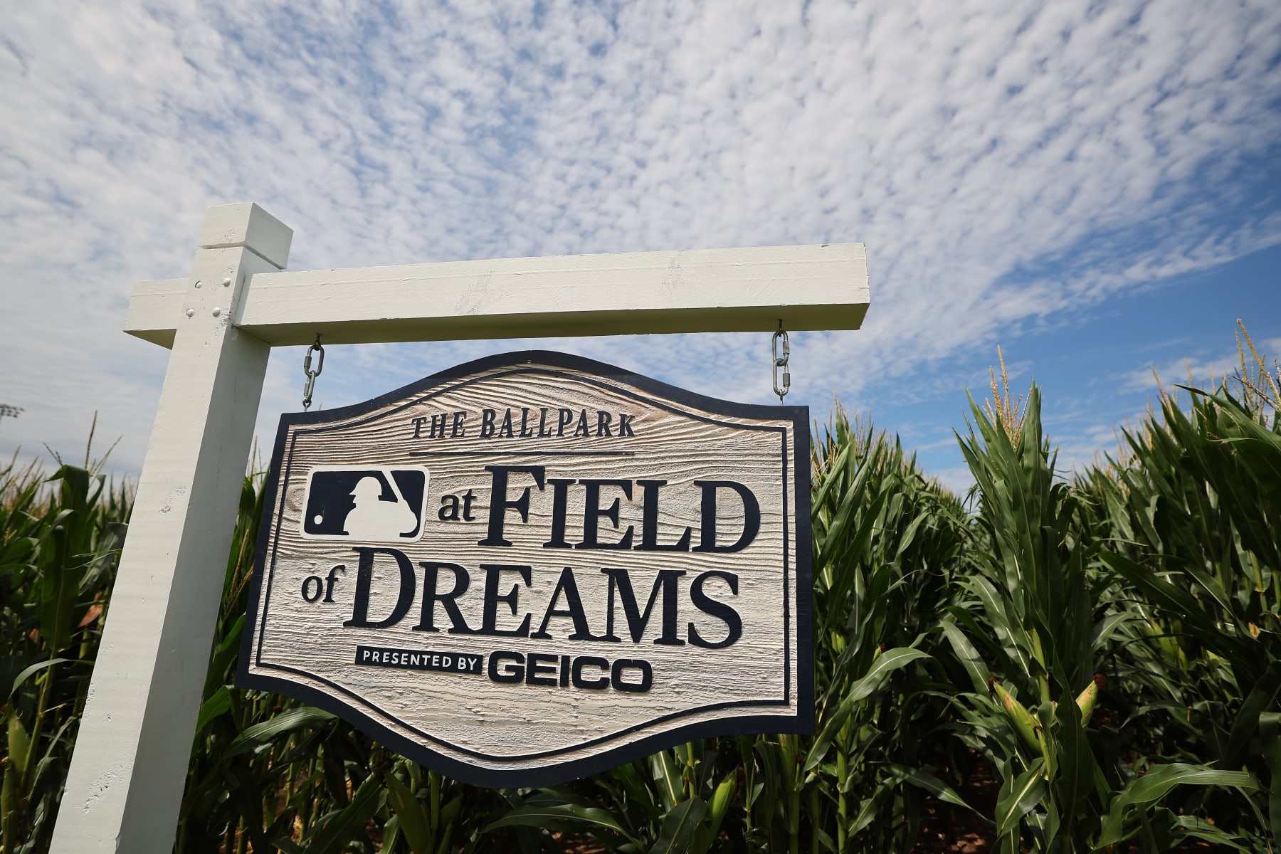 Video: Yankees, Cole walk through Field of Dreams cornfield