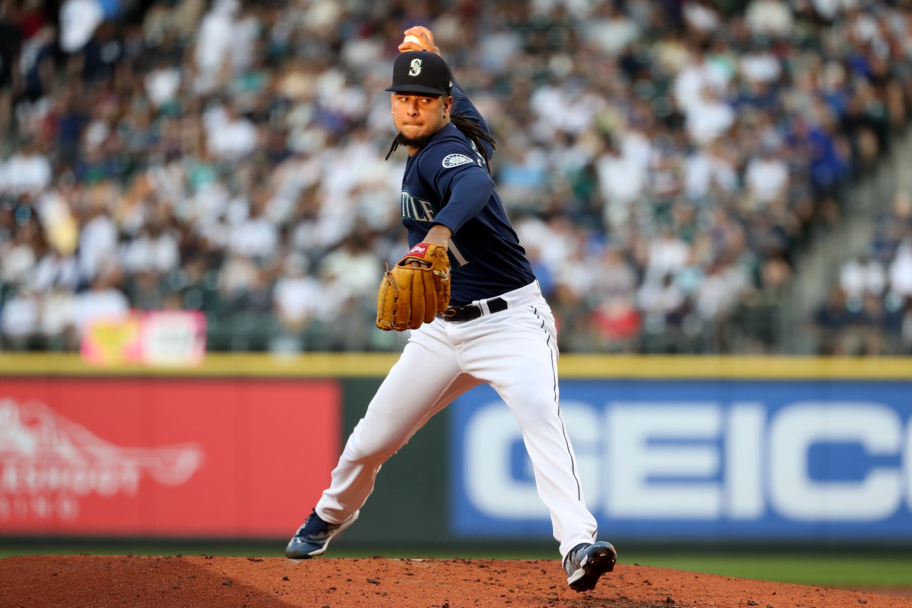SEATTLE, WA - AUGUST 09: Seattle Mariners starting pitcher Luis Castillo (21) pitches during the third inning against the New York Yankees at T-Mobile Park on August 09, 2022 in Seattle, Washington. (Photo by Kiyoshi Mio/Icon Sportswire via Getty Images)