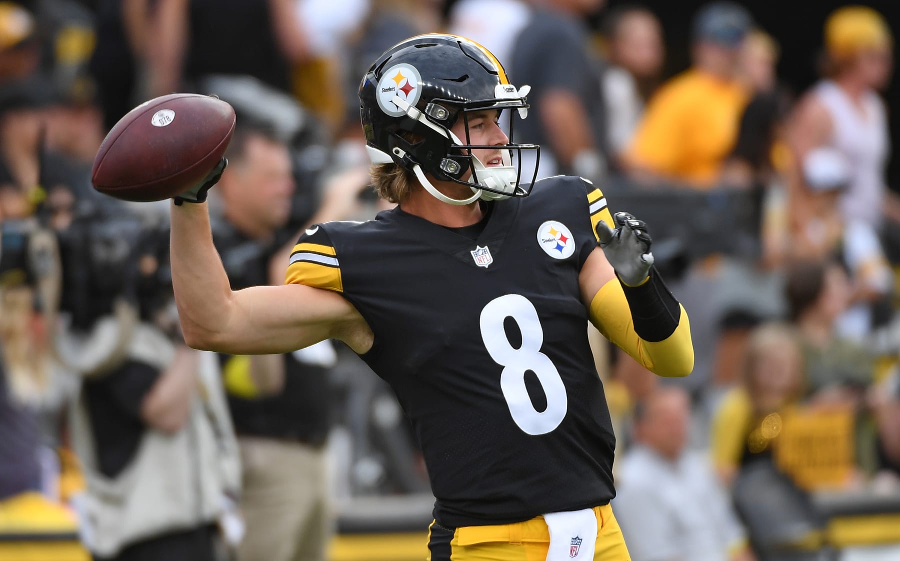 PITTSBURGH, PA - AUGUST 13: Kenny Pickett #8 of the Pittsburgh Steelers warms up before a preseason game against the Seattle Seahawks at Acrisure Stadium on August 13, 2022 in Pittsburgh, Pennsylvania. (Photo by Justin Berl/Getty Images)