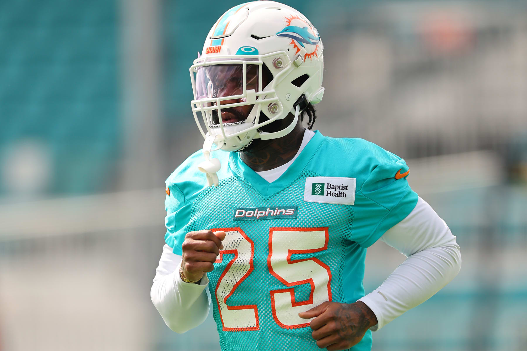 Dolphins' Tyreek Hill, Jaylen Waddle active; Xavien Howard out - ESPN