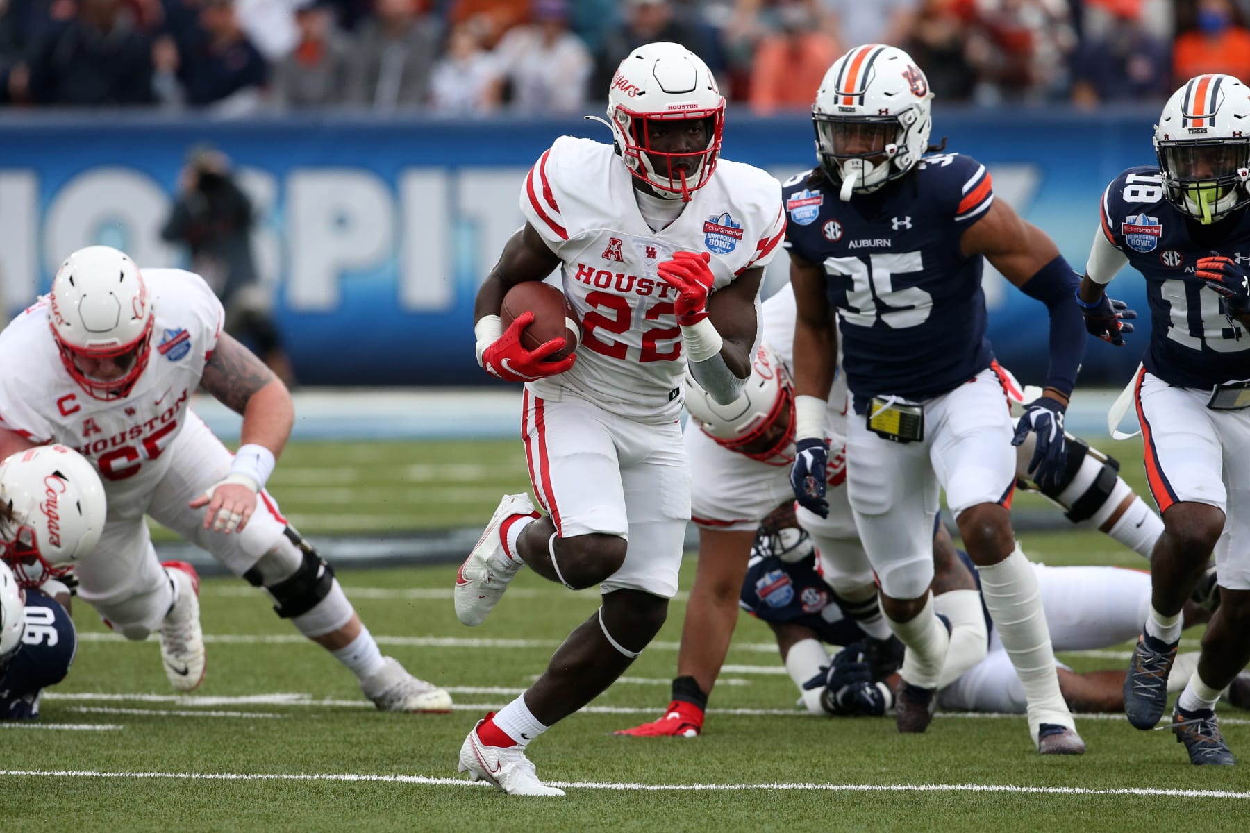 BIRMINGHAM, AL - DECEMBER 28: Houston Cougars running back Alton McCaskill (22) carries the ball during the TicketSmarter Birmingham Bowl between the Houston Cougars and the
Auburn Tigers on December 28, 2021 at Protective Stadium in Birmingham, Alabama. (Photo by Michael Wade/Icon Sportswire via Getty Images)