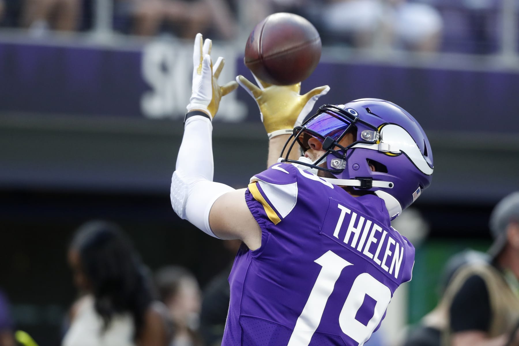 Minnesota Vikings tight end Johnny Mundt (86) drops a pass during the  fourth quarter of an NFL football game against the Philadelphia Eagles,  Monday, Sep. 19, 2022, in Philadelphia. The Eagles defeated