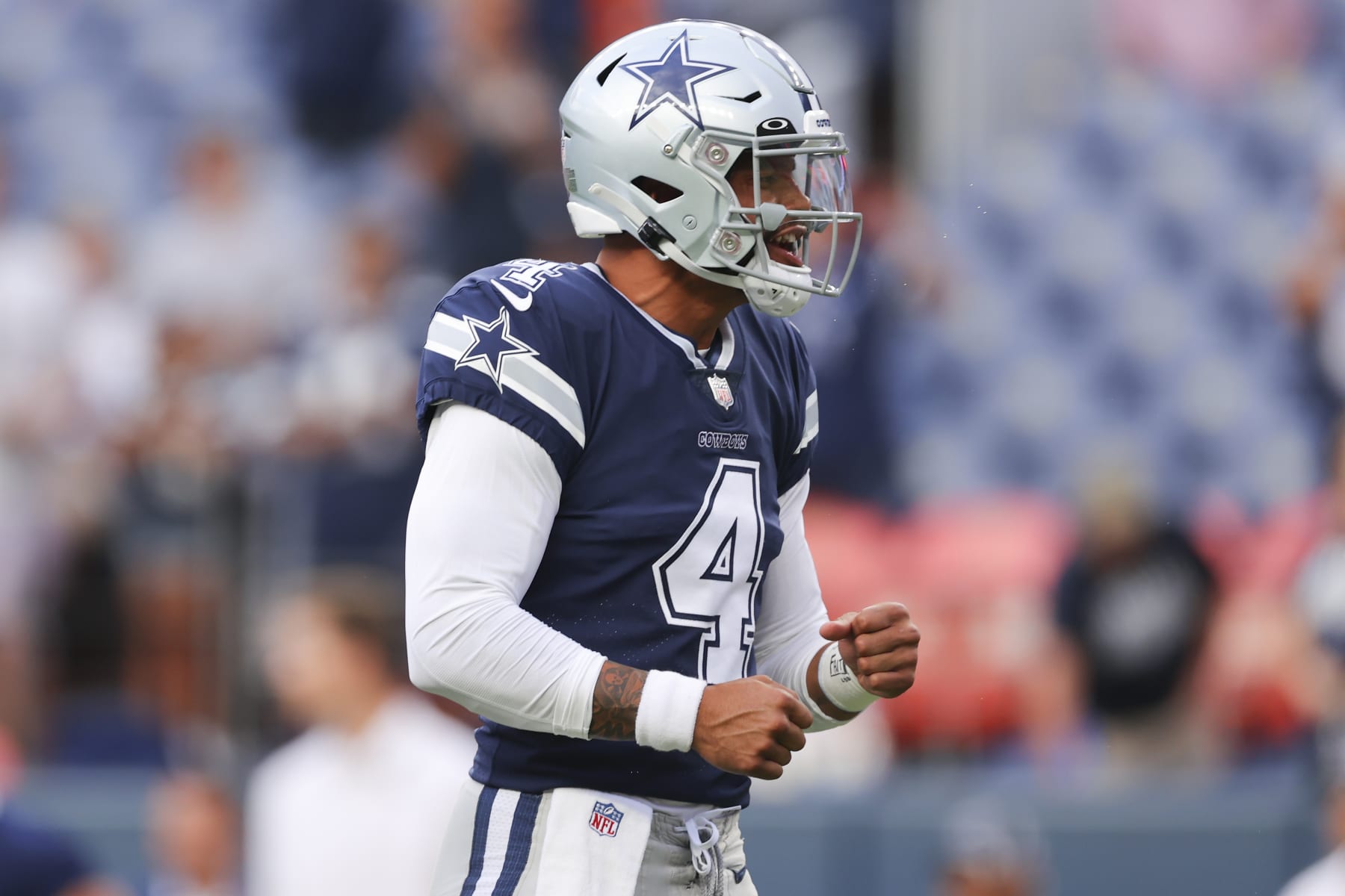 January 05, 2019: Dallas Cowboys quarterback Dak Prescott #4 dives