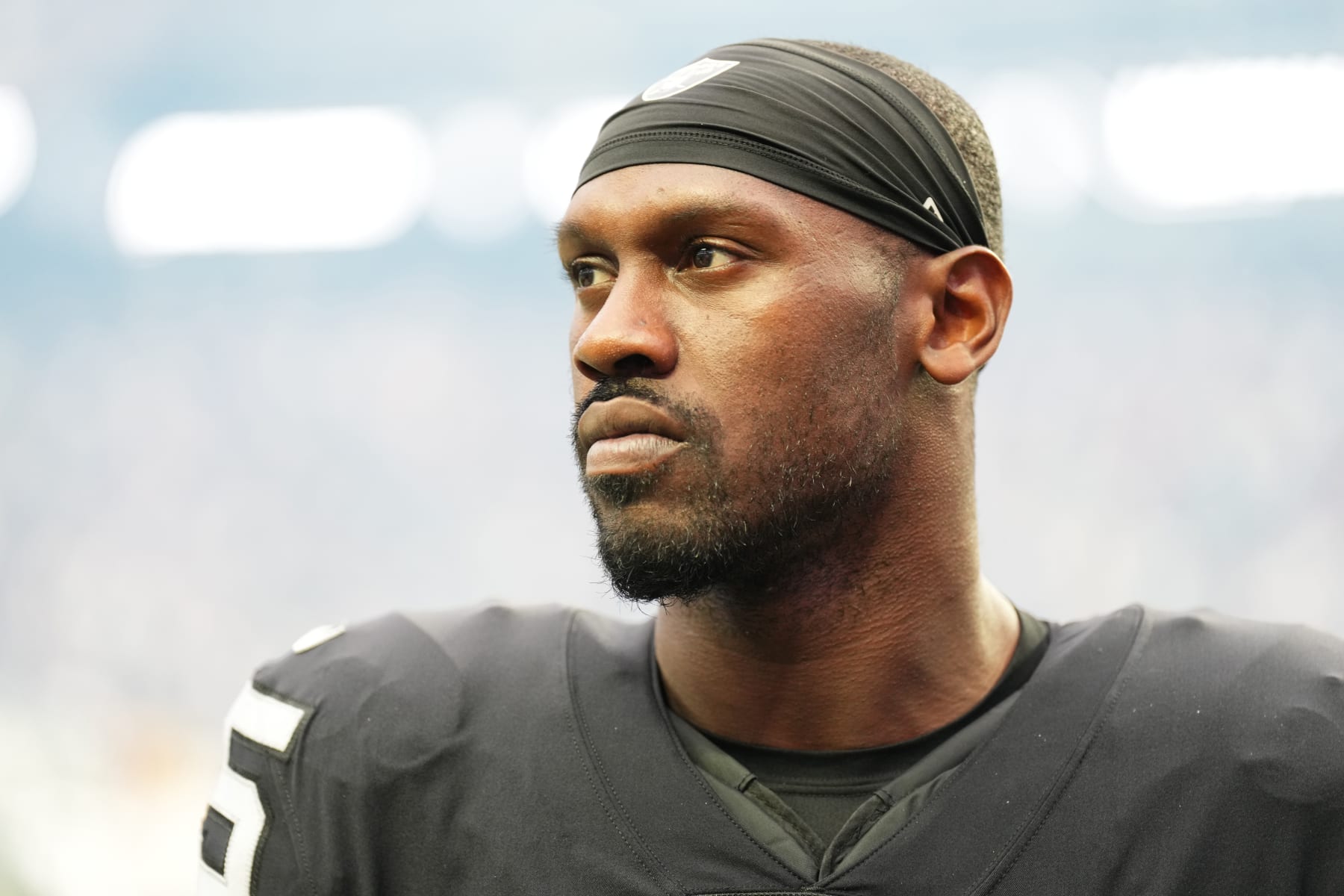 Raiders fall to Steelers in frigid cold, lose Pro Bowler Chandler Jones to  elbow injury