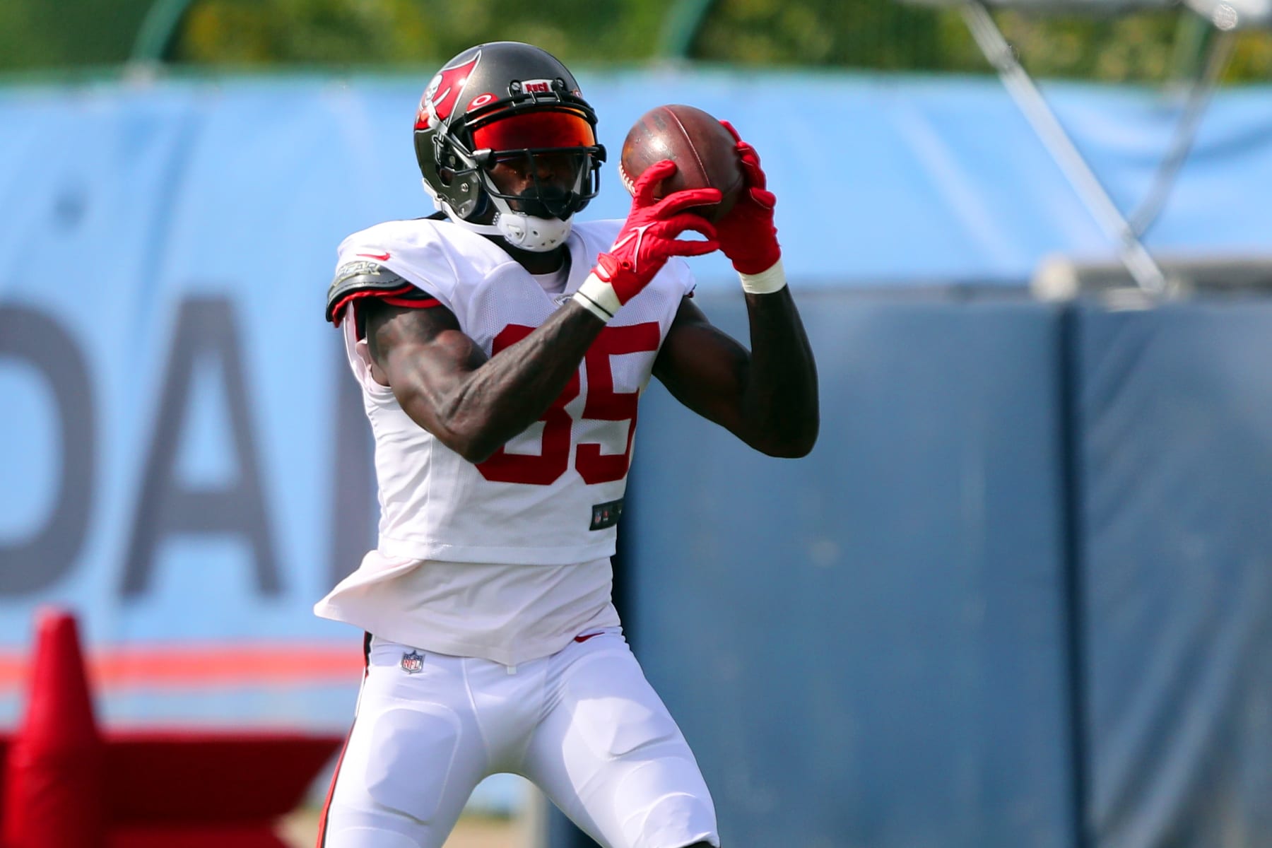 Bucs' Julio Jones dealing with worse knee injury than expected: report