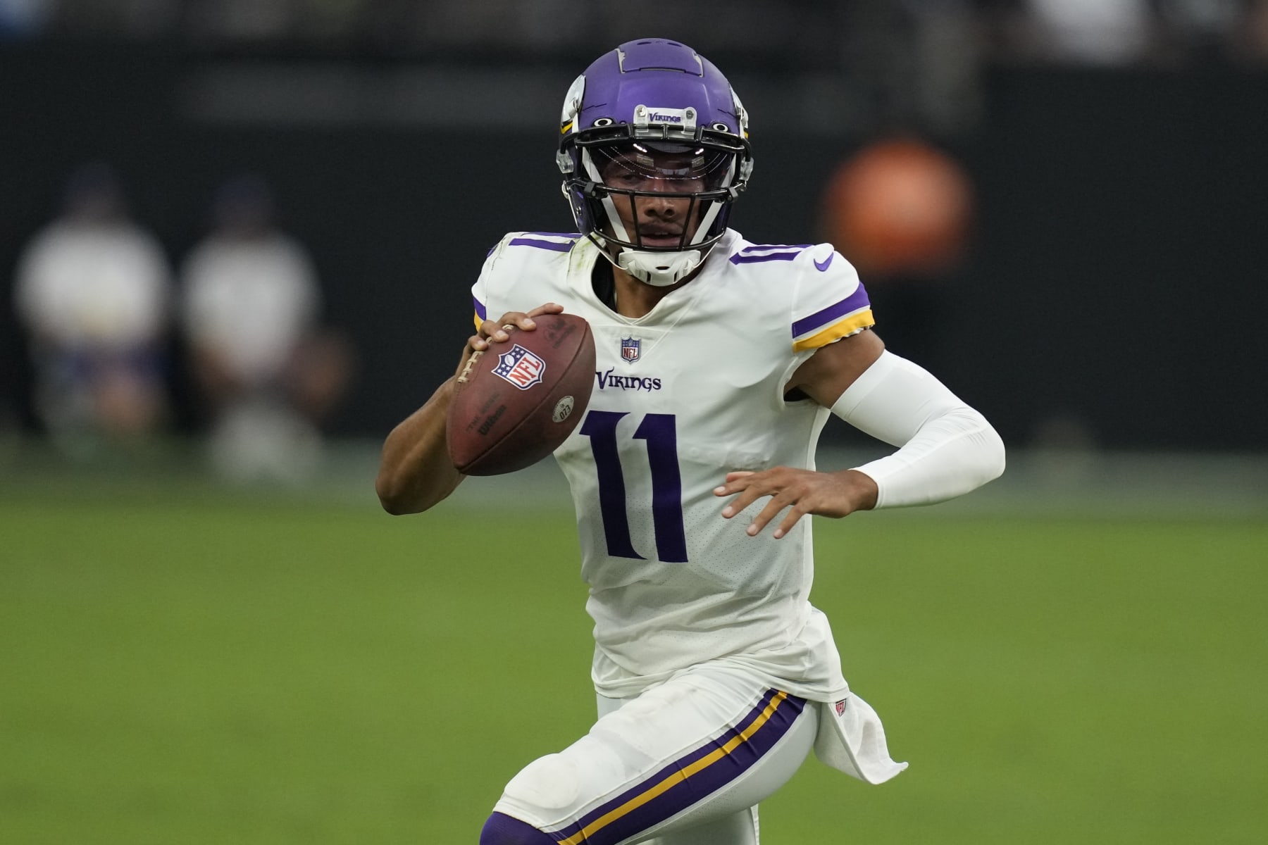 Raiders to trade QB Nick Mullens to Vikings