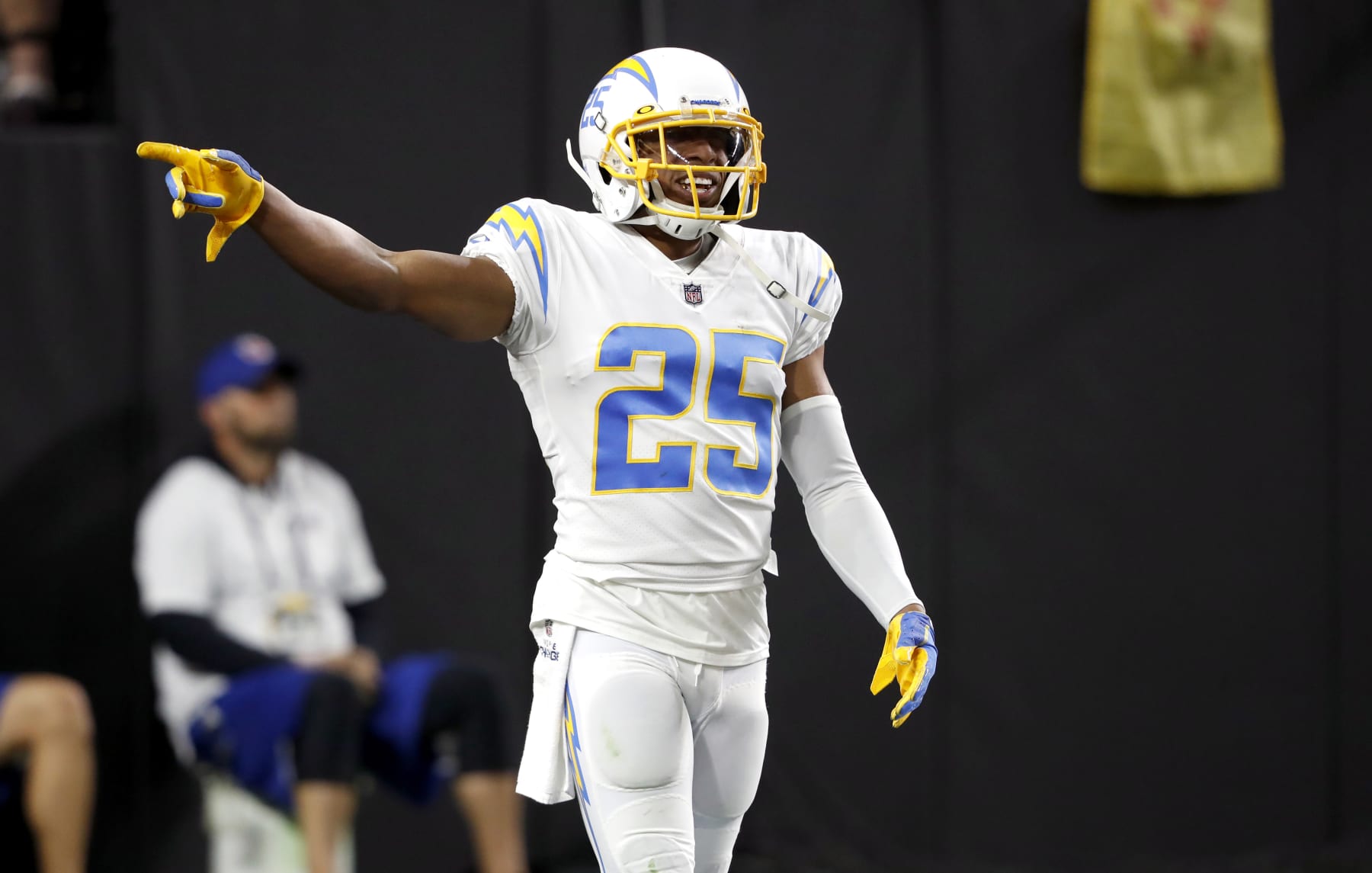 Chargers bolster secondary by adding cornerback Chris Harris - Los