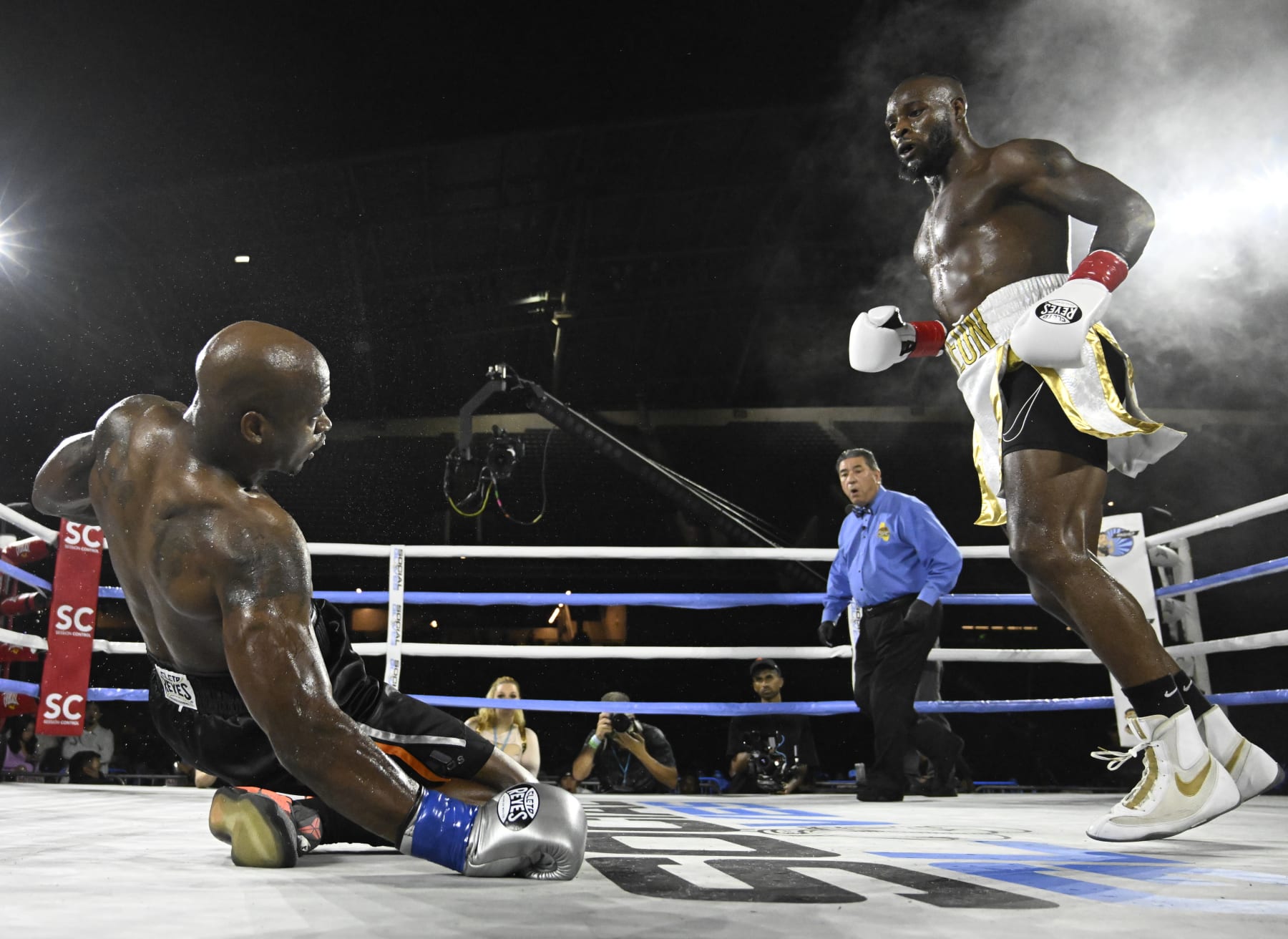 Three-time Pro Bowl RB Le'Veon Bell to make pro boxing debut vs. Uriah Hall  on Oct. 29