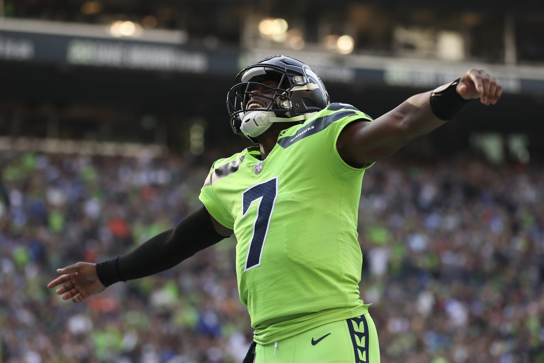 Seahawks' Geno Smith shines in win over Russell Wilson-led Broncos