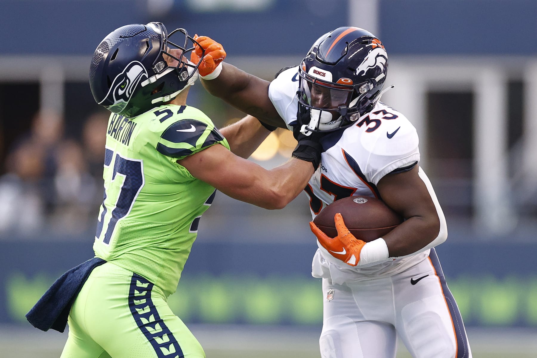 Seahawks surging, put clamps down in dominant win over Giants