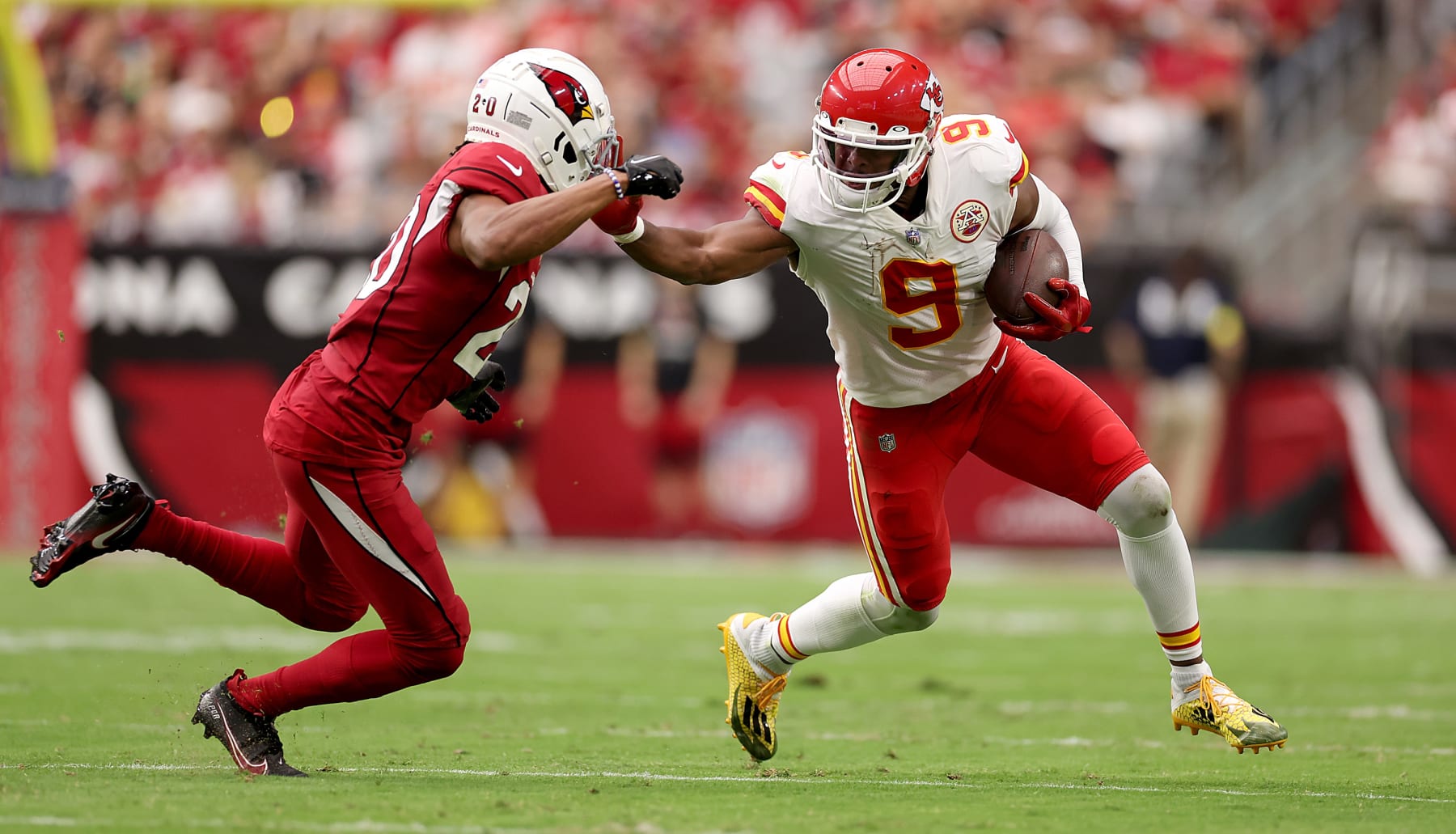 GLENDALE, ARIZONA - SEPTEMBER 11: Wide receiver JuJu Smith-Schuster #9 of the Kansas City Chiefs stiff arms cornerback Marco Wilson #20 of the Arizona Cardinals during the first half of the game at State Farm Stadium on September 11, 2022 in Glendale, Arizona. (Photo by Christian Petersen/Getty Images)