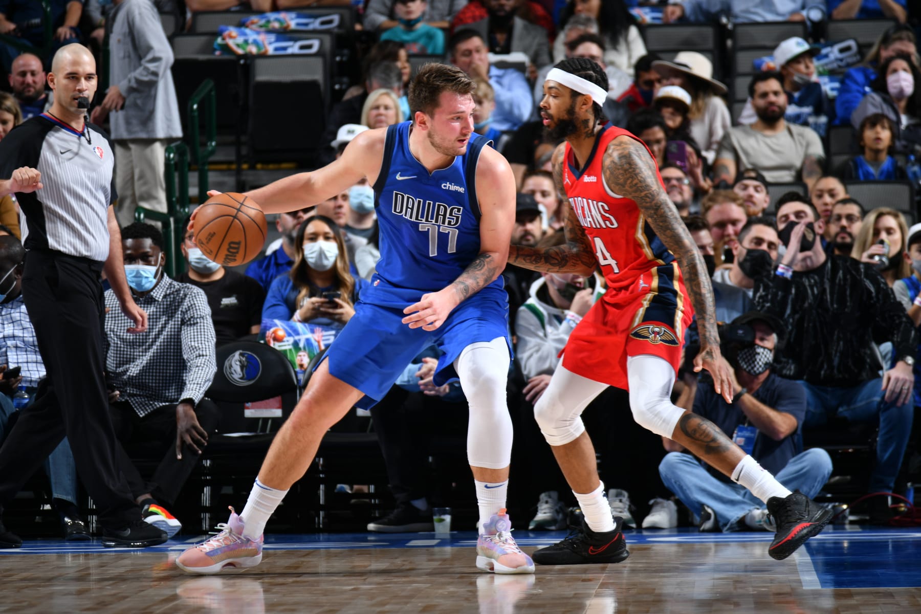 DALLAS, TX - DECEMBER 3: Luka Doncic #77 of the Dallas Mavericks dribbles during the game against the New Orleans Pelicans on December 3, 2021 at the American Airlines Center in Dallas, Texas. NOTE TO USER: User expressly acknowledges and agrees that, by downloading and or using this photograph, User is consenting to the terms and conditions of the Getty Images License Agreement. Mandatory Copyright Notice: Copyright 2021 NBAE (Photo by Glenn James/NBAE via Getty Images) DALLAS, TX - DECEMBER 3: Luka Doncic #77 of the Dallas Mavericks dribbles during the game against the New Orleans Pelicans on December 3, 2021 at the American Airlines Center in Dallas, Texas. NOTE TO USER: User expressly acknowledges and agrees that, by downloading and or using this photograph, User is consenting to the terms and conditions of the Getty Images License Agreement. Mandatory Copyright Notice: Copyright 2021 NBAE (Photo by Glenn James/NBAE via Getty Images)
