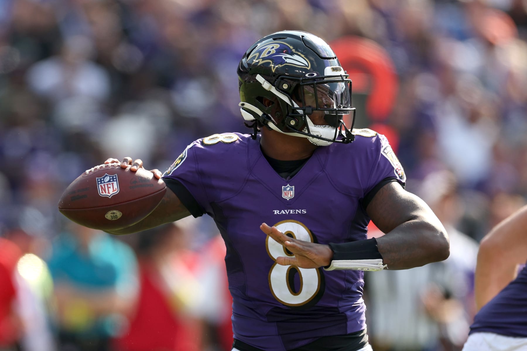 Lamar Jackson suffers knee injury in game against Broncos