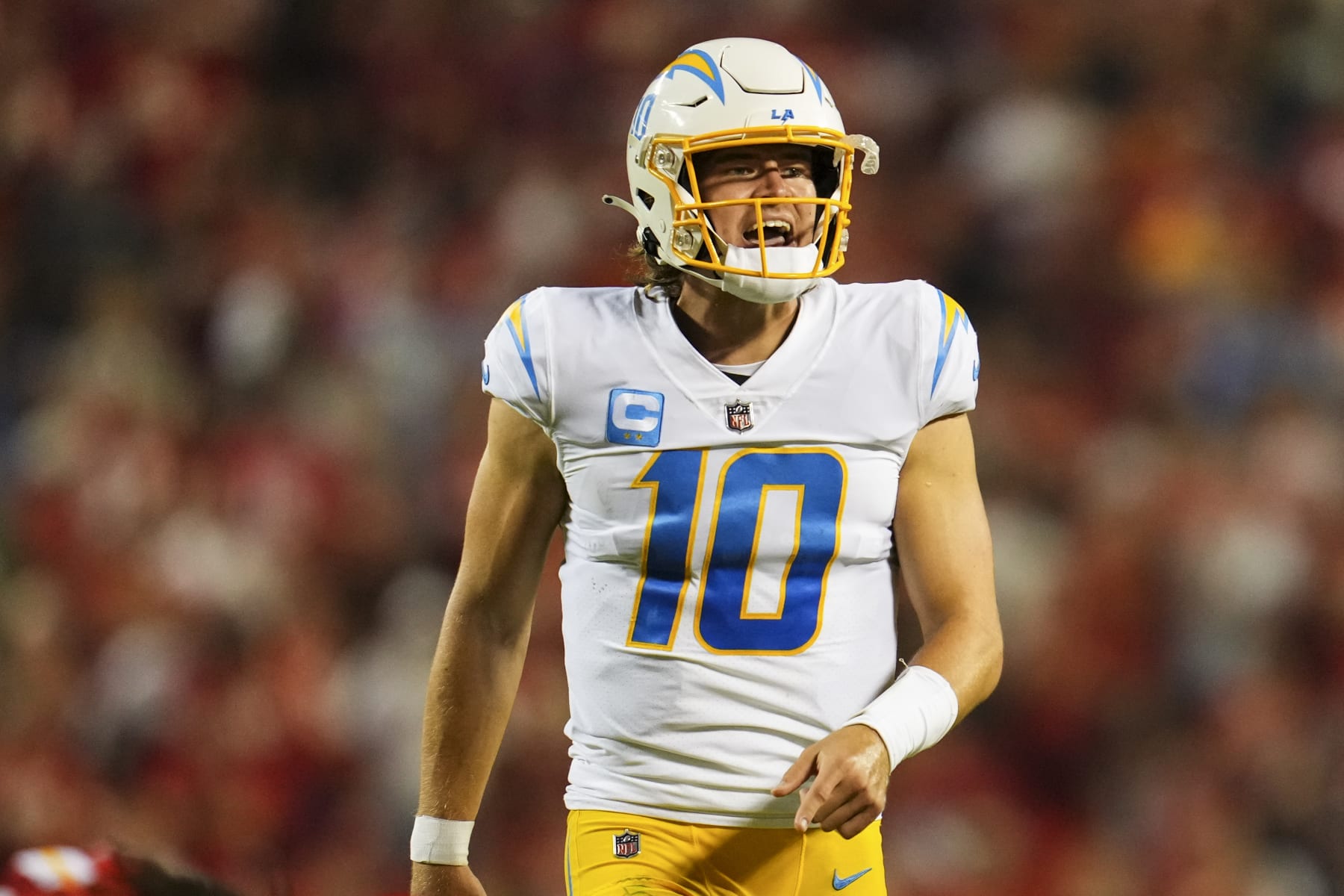 Chargers' Justin Herbert suffered fracture to rib cartilage in loss to  Chiefs, considered day-to-day 