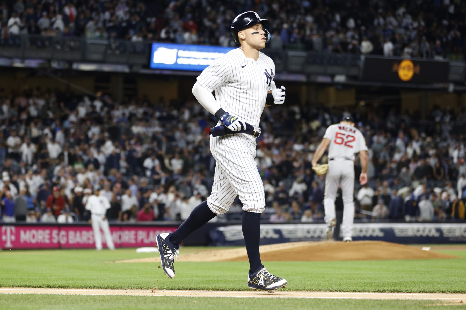 Ex-Giants star Barry Bonds courts Aaron Judge, invites Yankees slugger to  set home run record 