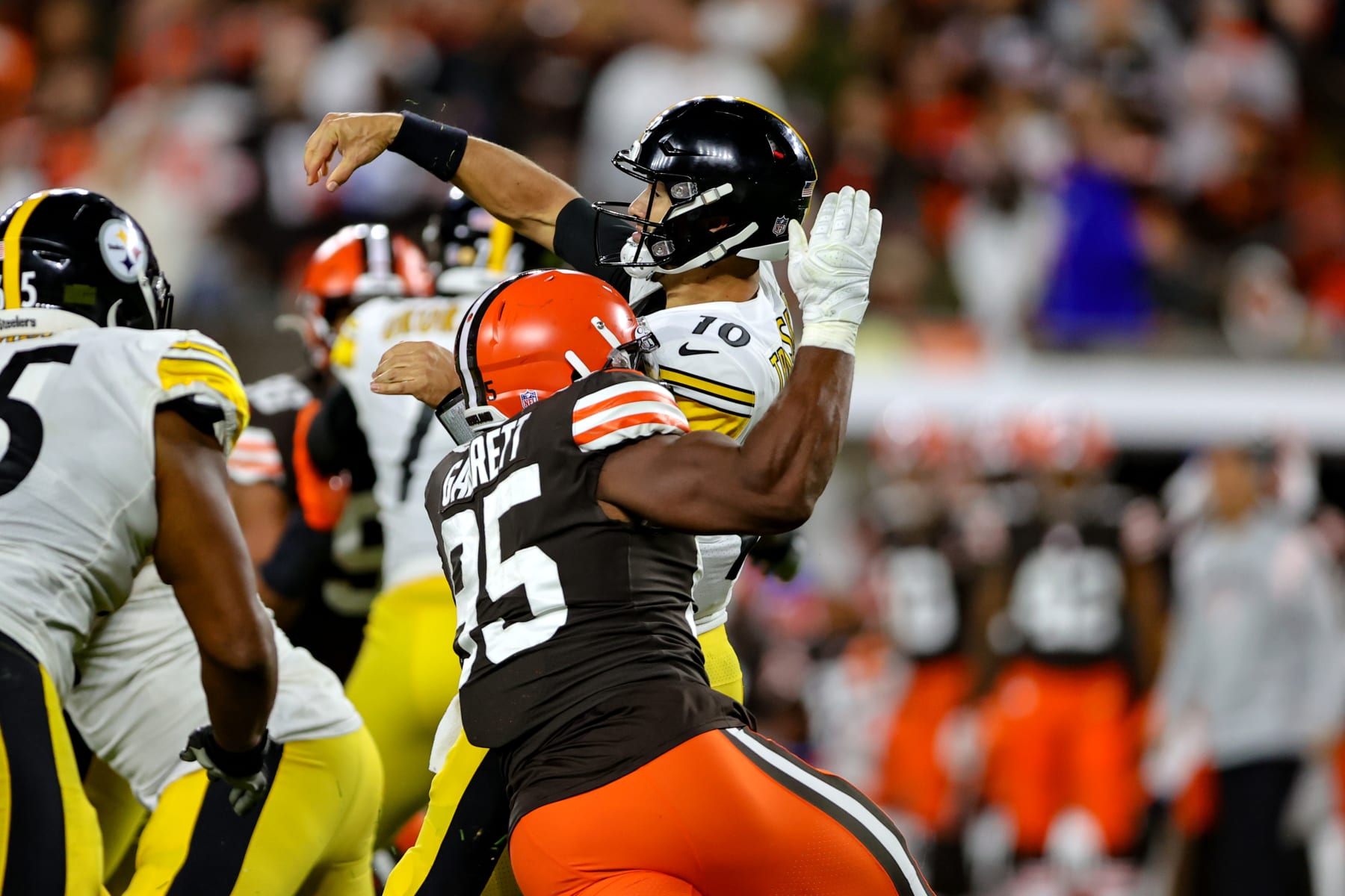 Shorthanded Browns stun Steelers early, stifle late rally for