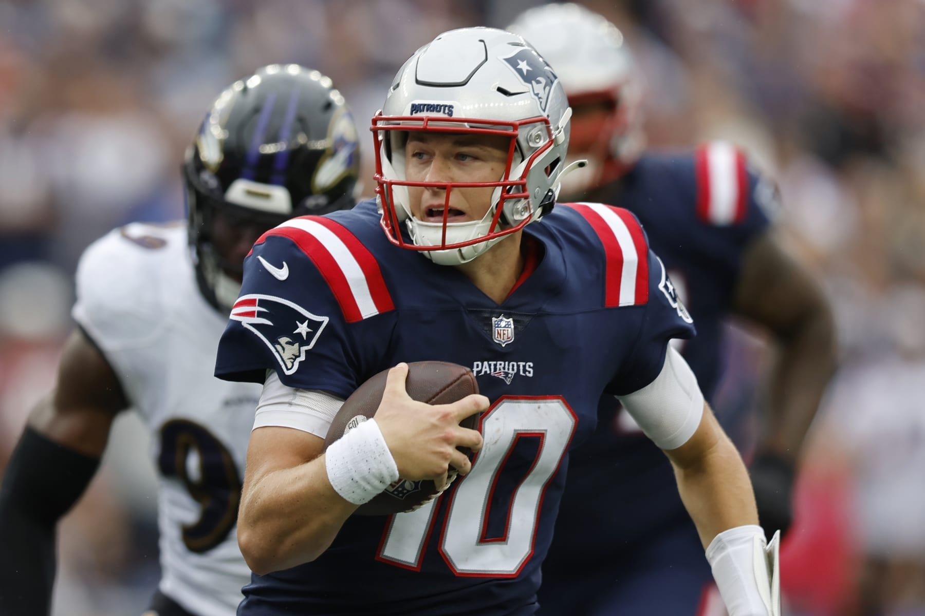 Patriots QB Hoyer taken to locker room after big sack by Packers