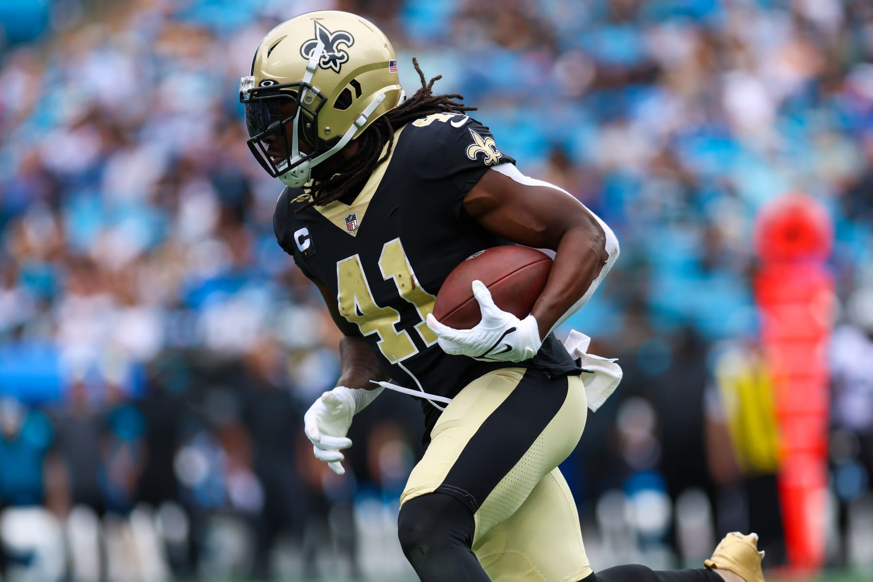 CHARLOTTE, NC - SEPTEMBER 25: Alvin Kamara (41) of the New Orleans Saints runs the ball during a football game between the Carolina Panthers and the New Orleans Saints on September 25, 2022, at Bank of America Stadium in Charlotte, NC. (Photo by David Jensen/Icon Sportswire via Getty Images)