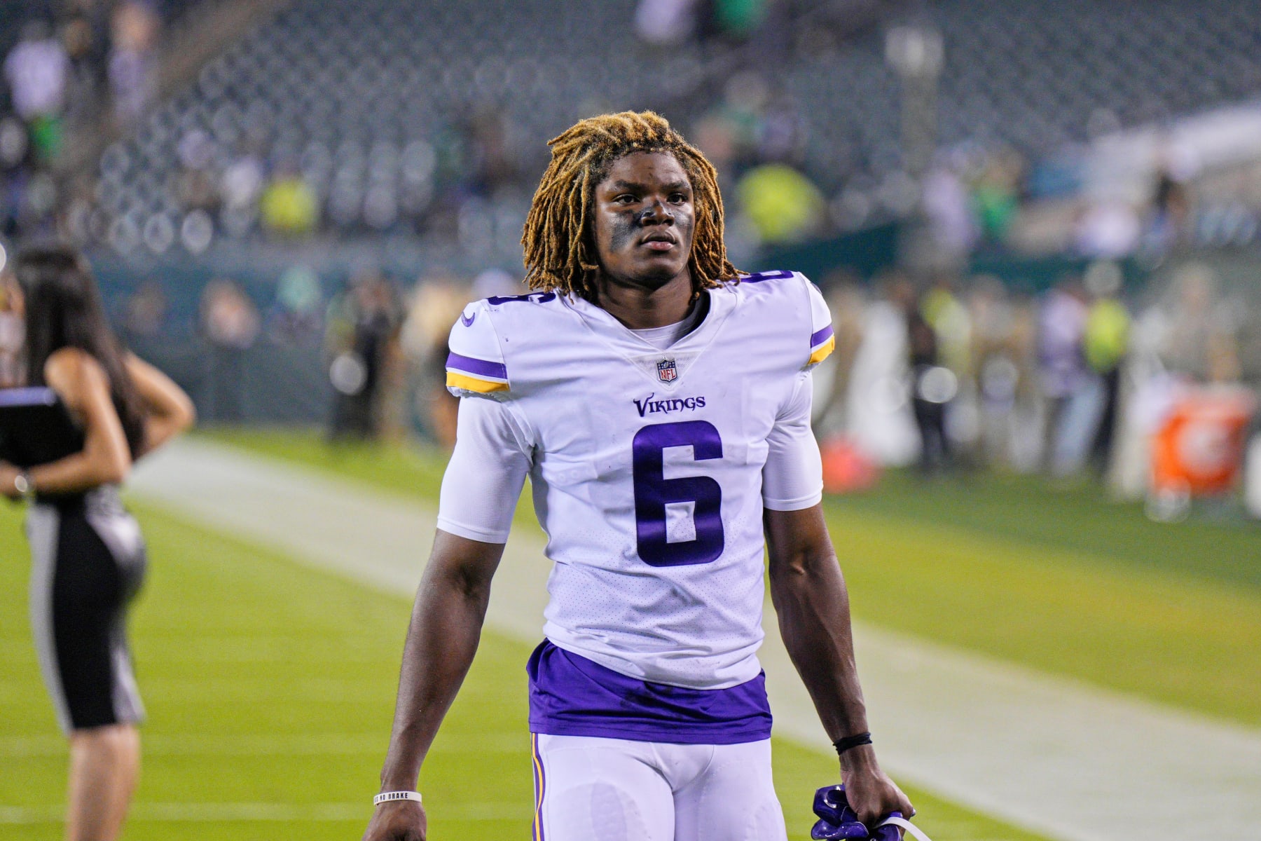 PHILADELPHIA, PA - SEPTEMBER 19: Minnesota Vikings safety Lewis Cine (6) looks on during game between the Minnesota Vikings and the Philadelphia Eagles on September 19, 2022 at Lincoln Financial Field in Philadelphia PA. (Photo by Andy Lewis/Icon Sportswire via Getty Images)