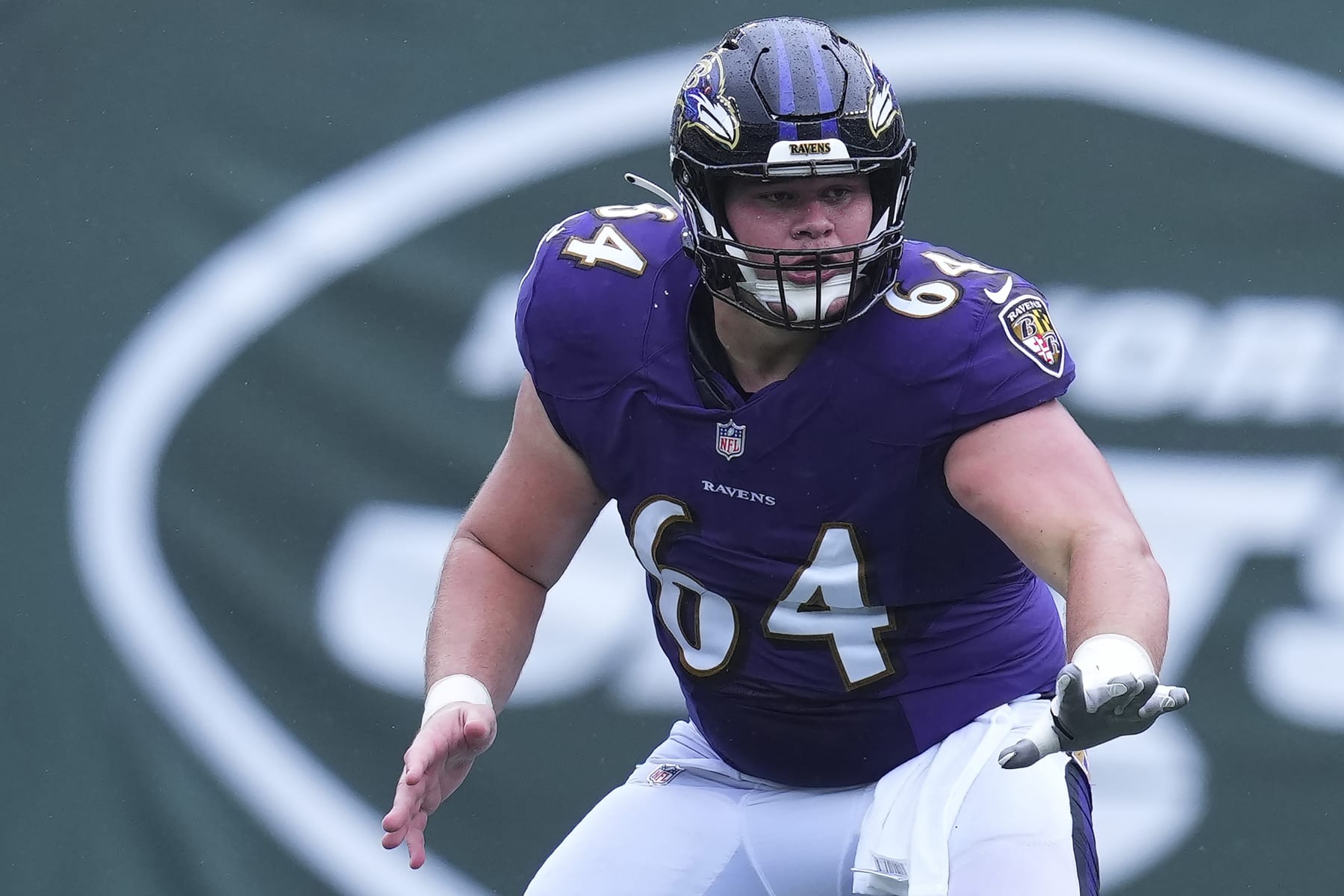 EAST RUTHERFORD, NJ - SEPTEMBER 11: Tyler Linderbaum #64 of the Baltimore Ravens in action against the New York Jets at MetLife Stadium on September 11, 2022 in East Rutherford, New Jersey. (Photo by Mitchell Leff/Getty Images)