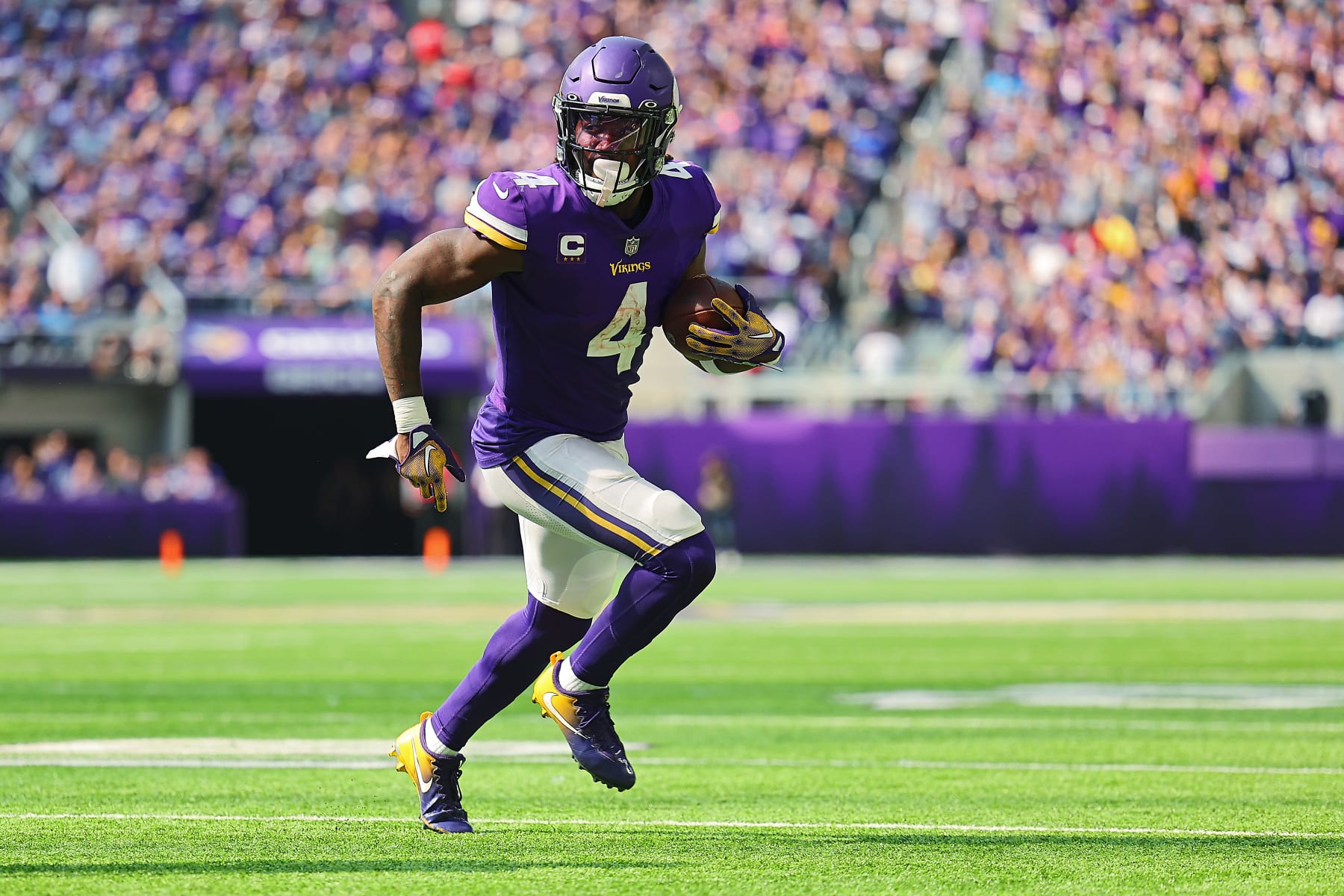 Homecoming hero D'Andre Swift runs over Minnesota Vikings in