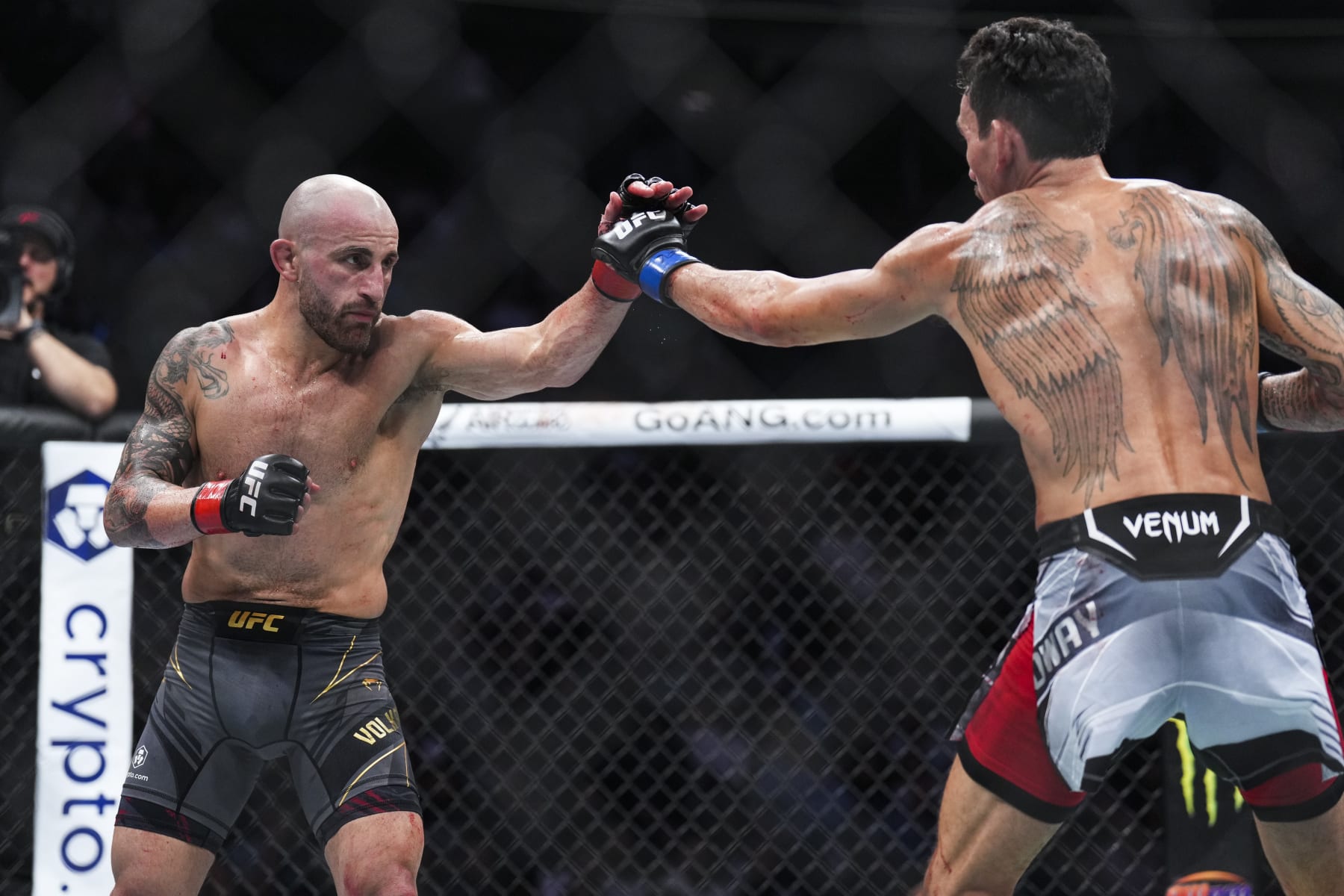 LAS VEGAS, NEVADA - JULY 02: (L-R) Alexander Volkanovski of Australia and Max Holloway tough gloves in the UFC featherweight championship fight during the UFC 276 event at T-Mobile Arena on July 02, 2022 in Las Vegas, Nevada. (Photo by Chris Unger/Zuffa LLC)