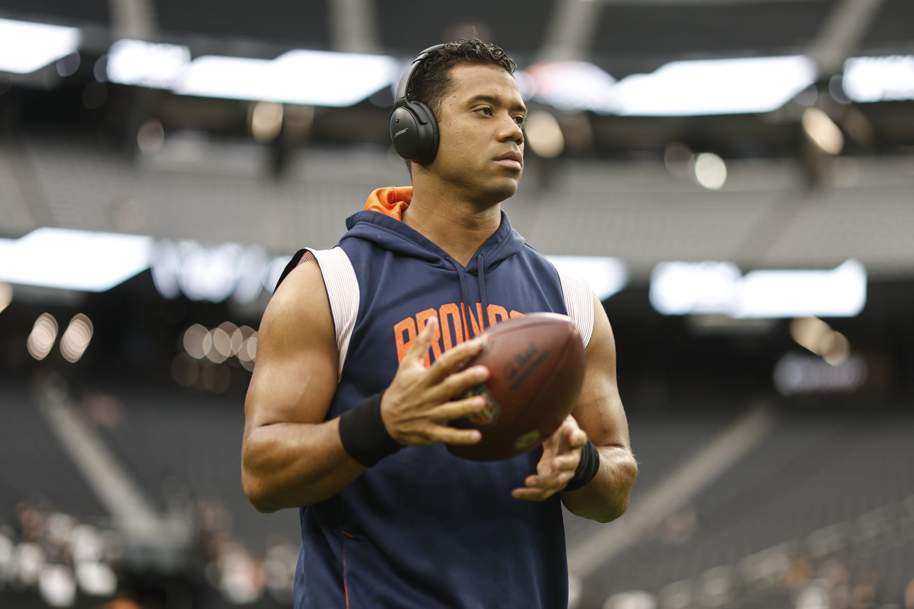 Broncos' Russell Wilson 'dinged up' shoulder vs. Raiders, 'super confident'  he'll play vs. Colts in Week 5 