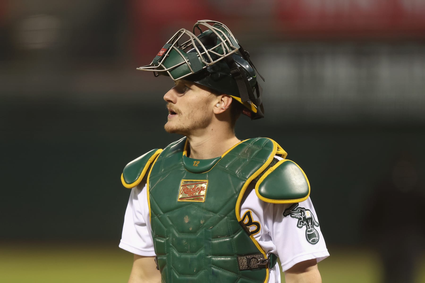 Atlanta Braves catcher Javy Lopez puts on his gear during a Major