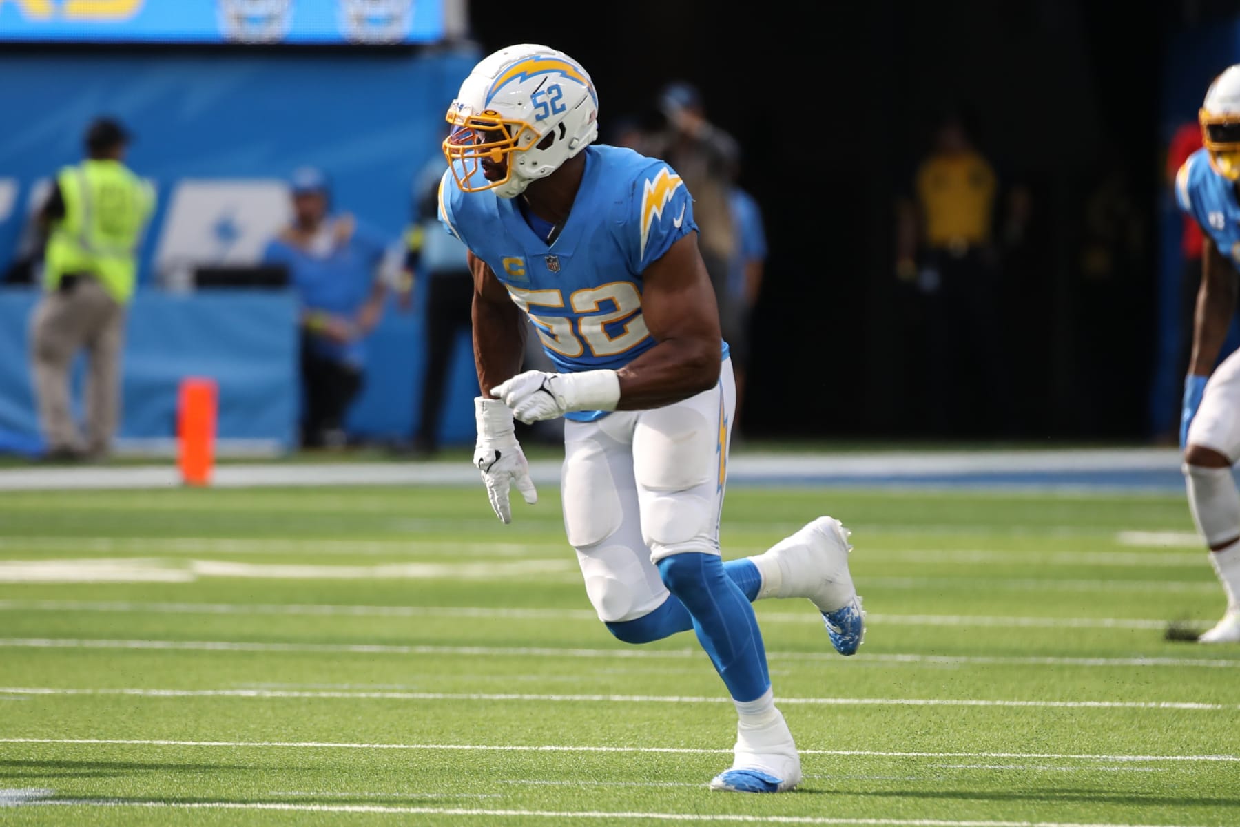 INGLEWOOD, CA - SEPTEMBER 25: Los Angeles Chargers linebacker Khalil Mack (52) during the NFL game between the Jacksonville Jaguars and the Los Angeles Chargers on September 25, 2022, at SoFi Stadium in Inglewood, CA. (Photo by Jevone Moore/Icon Sportswire via Getty Images) INGLEWOOD, CA - SEPTEMBER 25: Los Angeles Chargers linebacker Khalil Mack (52) during the NFL game between the Jacksonville Jaguars and the Los Angeles Chargers on September 25, 2022, at SoFi Stadium in Inglewood, CA. (Photo by Jevone Moore/Icon Sportswire via Getty Images)