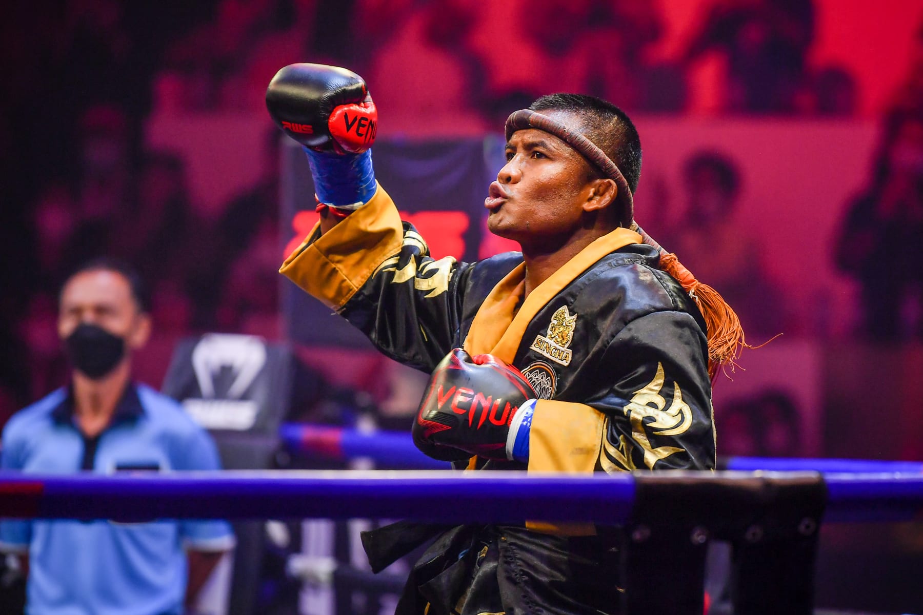 BANGKOK, THAILAND - 2022/08/19: Buakaw Banchamek of Thailand waves to the crowd at a kickboxing fight at Rajadamnern Stadium. Buakaw Banchamek, a legend of Muay Thai, returned to Rajadamnern Stadium for the first time in 18 years to face Kota Miura, one of the hottest MMA prospects in the world from Japan. (Photo by Amphol Thongmueangluang/SOPA Images/LightRocket via Getty Images)