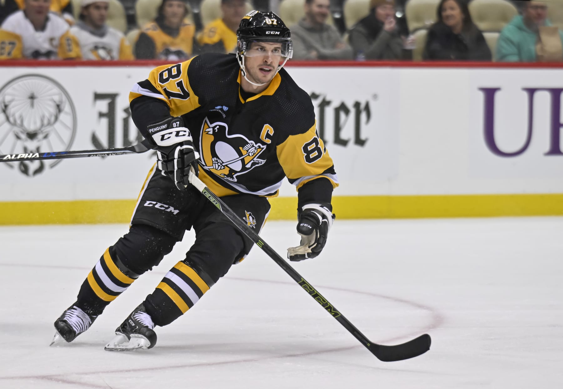 PITTSBURGH, PA - OCTOBER 07: Pittsburgh Penguins center Sidney Crosby (87) skates during the third period in the preseason game between the Pittsburgh Penguins and the Buffalo Sabres on October 7, 2022, at PPG Paints Arena in Pittsburgh, PA. (Photo by Jeanine Leech/Icon Sportswire via Getty Images)