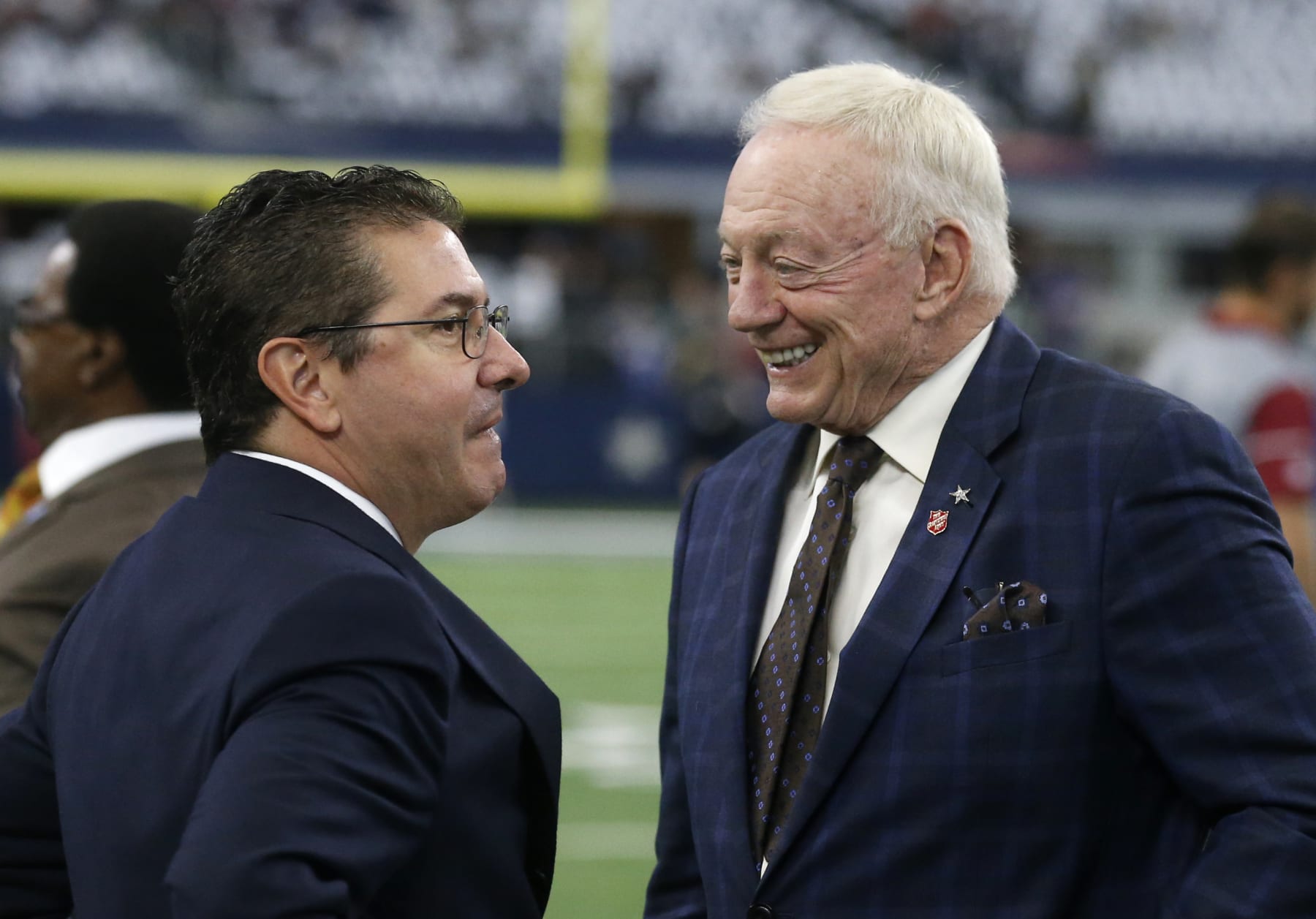 NFL owners ask Jerry Jones to broker deal with Dan Snyder on