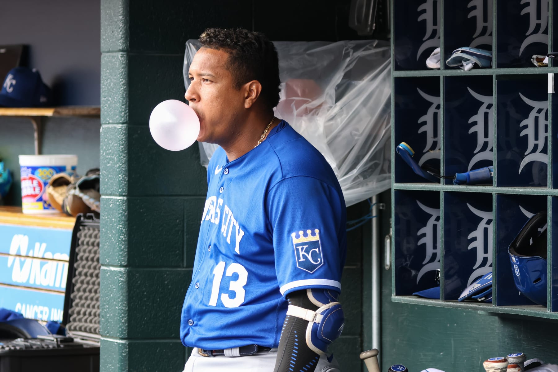Autographed & Game-Used jersey: Salvador Perez - (MIN@KC 10/3/21
