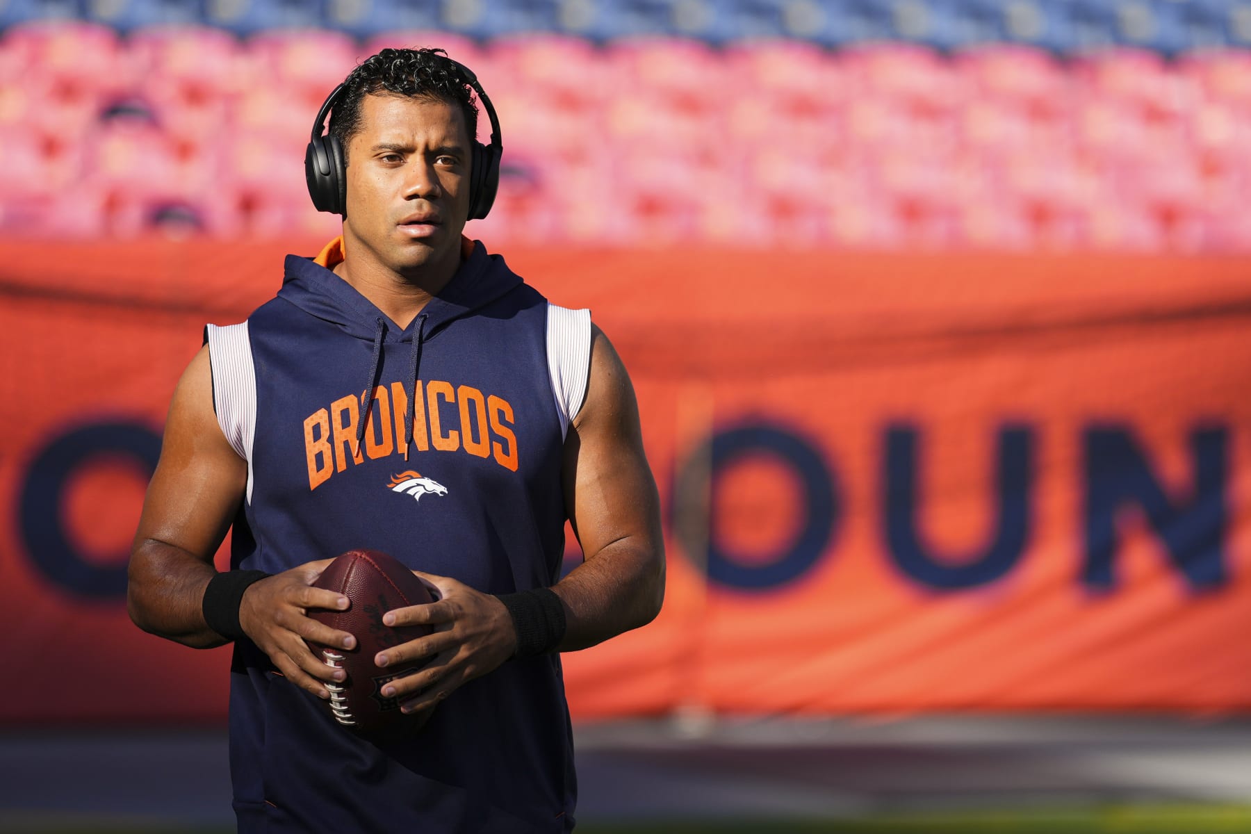 Russell Wilson's shoulder looking great in Broncos warmups vs