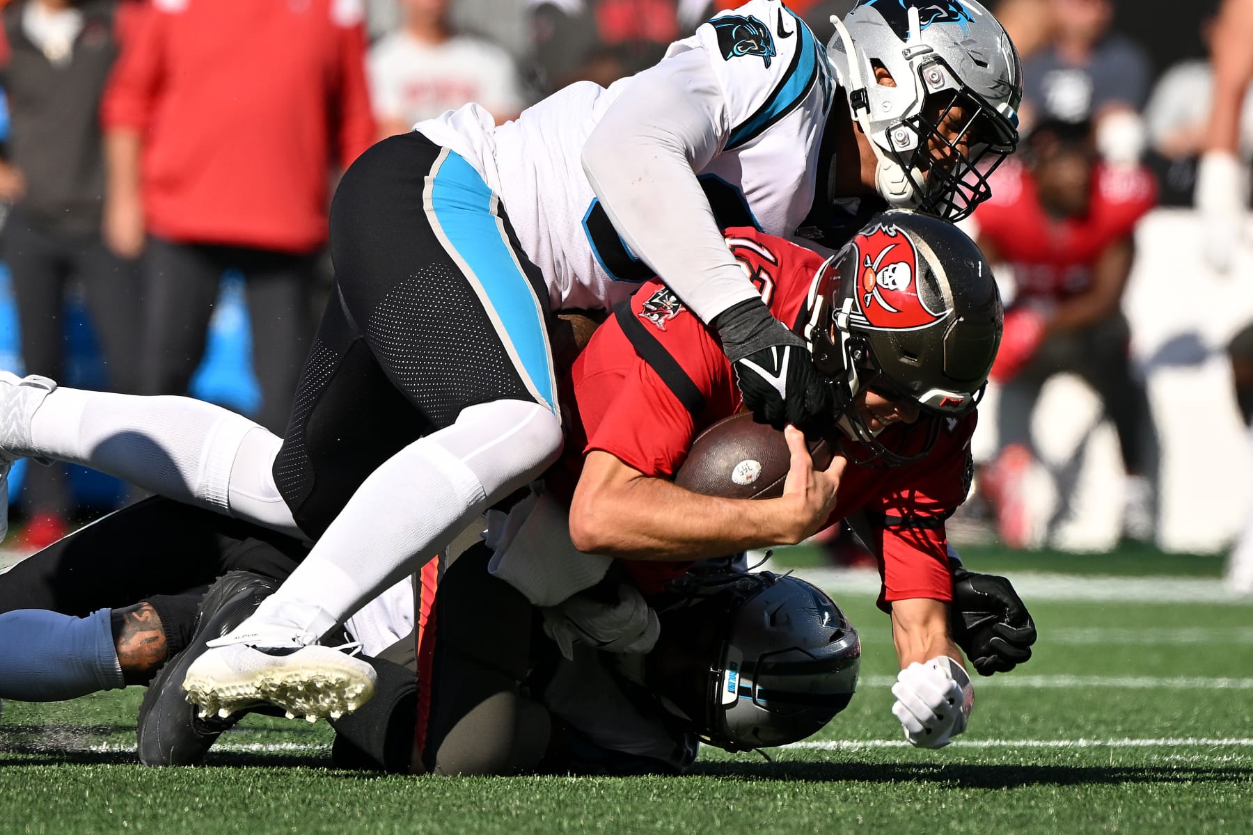 Tom Brady takes out frustration on Buccaneers' offensive linemen after  first-half struggles vs. Steelers