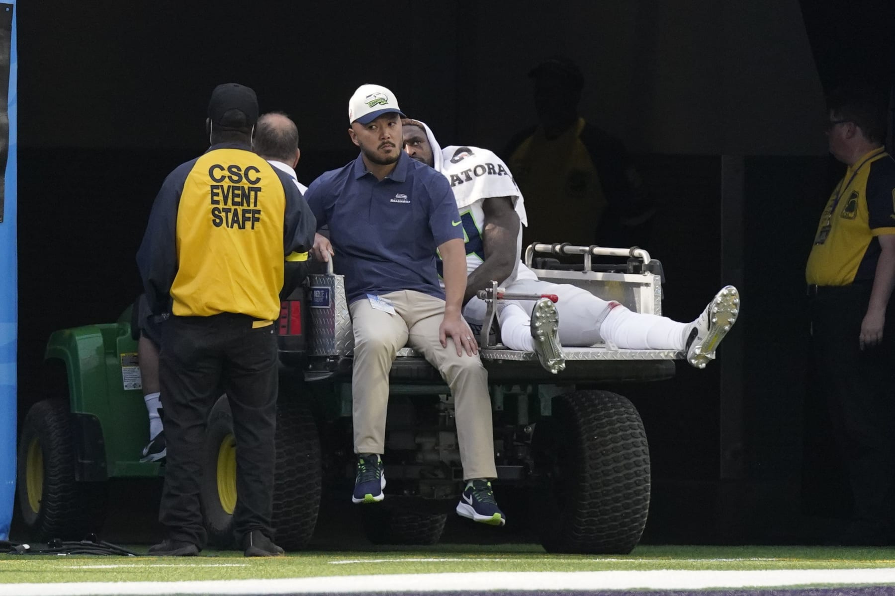 Seahawks' DK Metcalf explains why he used cart to get to bathroom during  game