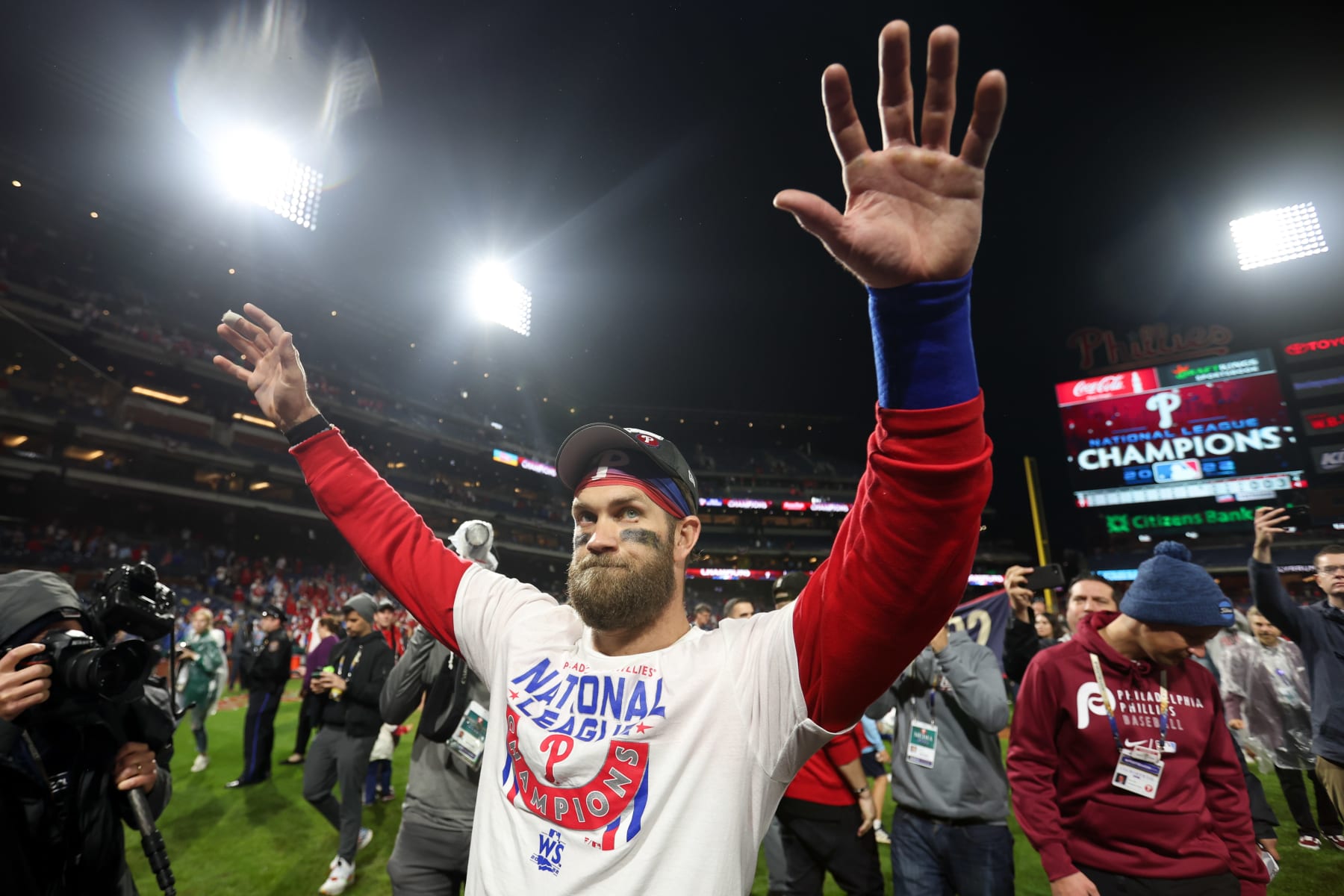 Philadelphia Phillies showing off National League champions trophy - CBS  Philadelphia