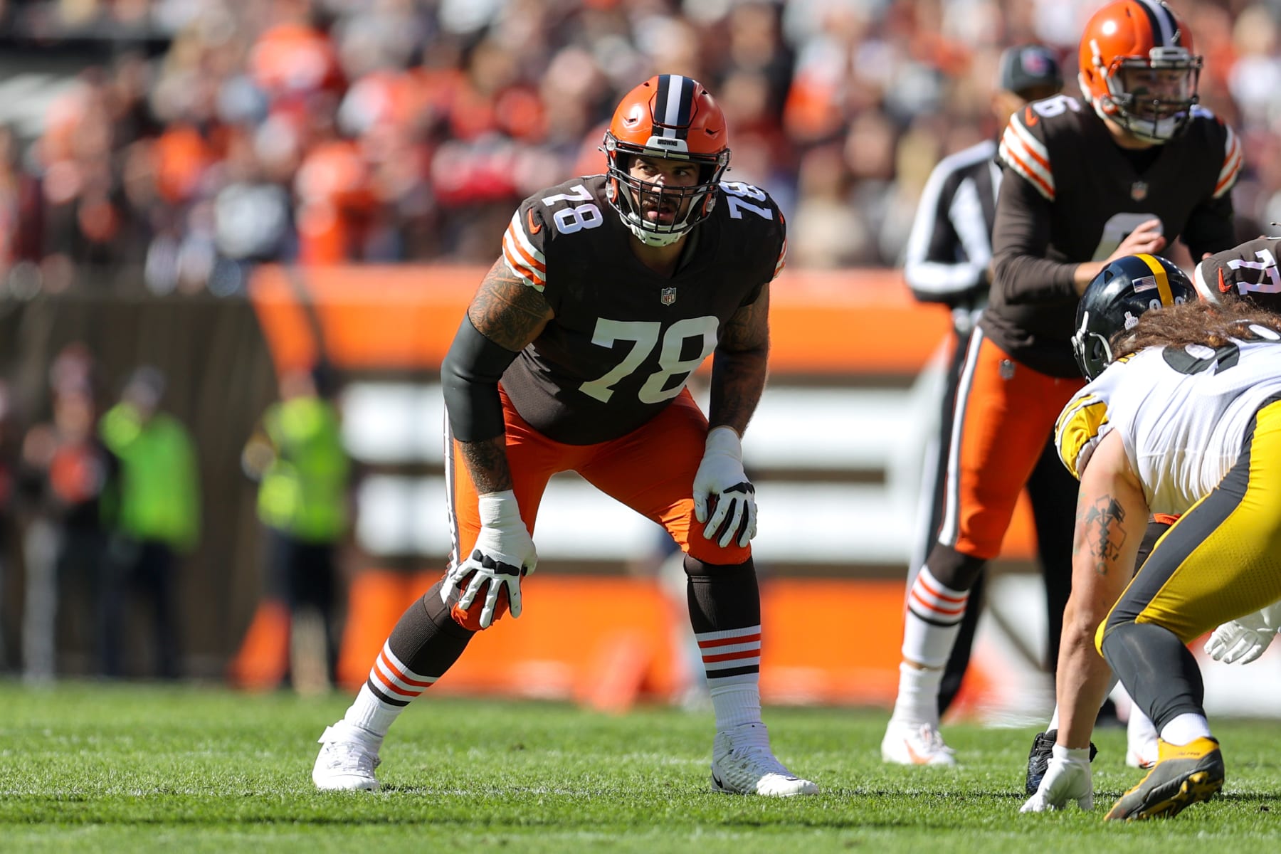 Cleveland Browns offensive tackle Jack Conklin (78) gets set on