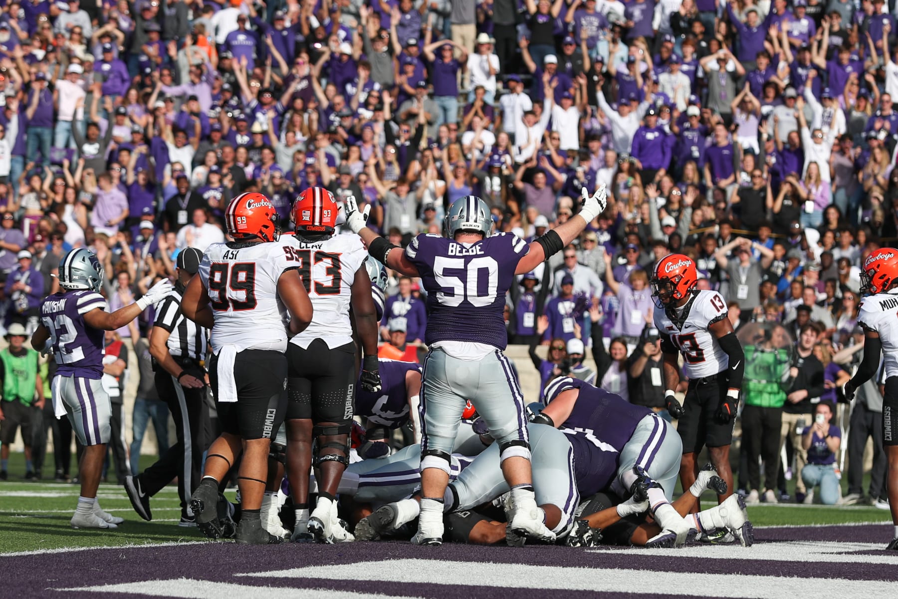 MANHATTAN, KS - OCTOBER 29: Kansas State Wildcats offensive lineman Cooper Beebe (50) signals touchdown as teammates try to push wide receiver Malik Knowles (4) into the end zone late in the second quarter of a Big 12 college football game between the Oklahoma State Cowboys and Kansas State Wildcats on October 29, 2022 at Bill Snyder Family Stadium in Manhattan, KS. (Photo by Scott Winters/Icon Sportswire via Getty Images)