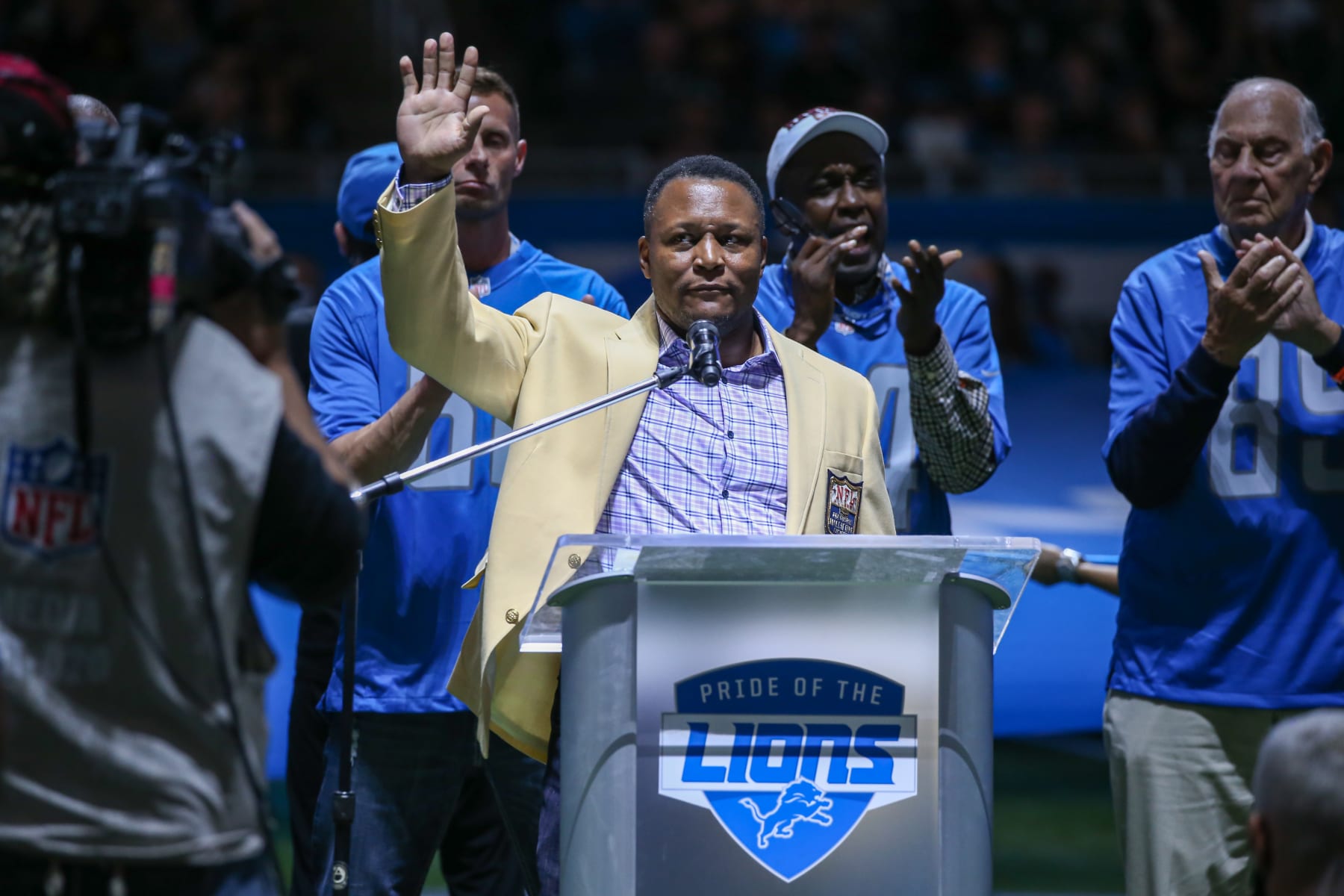 Barry Sanders' legacy cemented: Lions reveal new statue outside of Ford  Field 