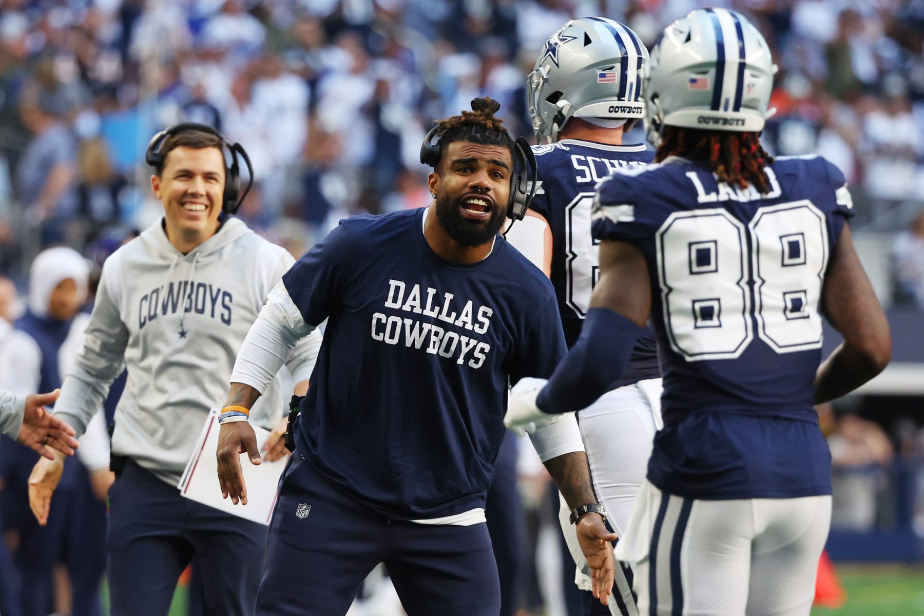 Dallas Cowboys: Jerry Jones gives Ezekiel Elliott 'Zeke Who?' shirt