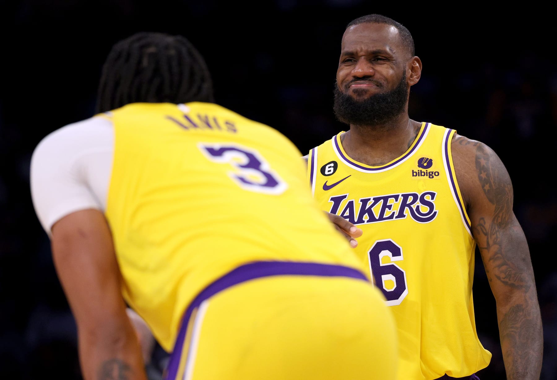 Report: LeBron's plan to give Davis No. 23 with Lakers postponed