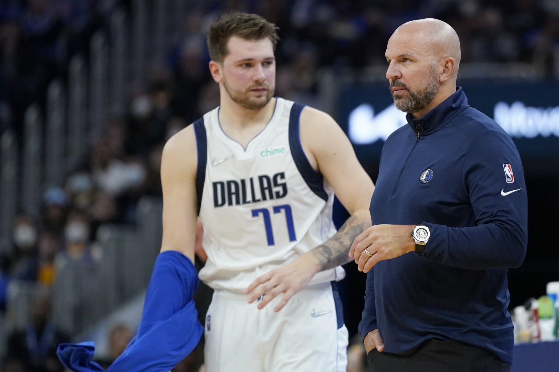 Jason Kidd of the Dallas Mavericks (R) drives the