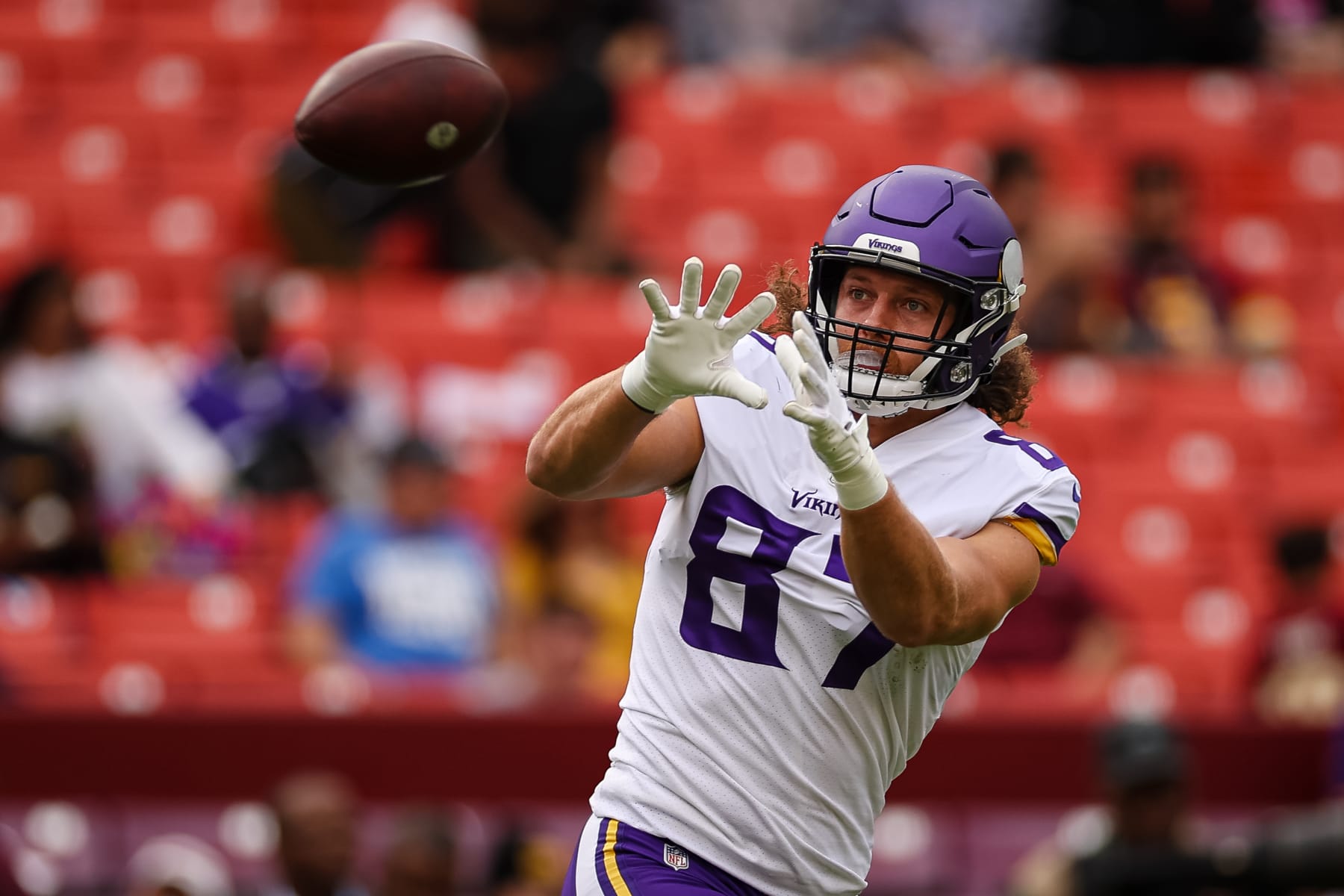 LANDOVER, MD - NOVEMBER 06: T.J. Hockenson #87 of the Minnesota Vikings warms up before the game against the Washington Commanders at FedExField on November 6, 2022 in Landover, Maryland. (Photo by Scott Taetsch/Getty Images)