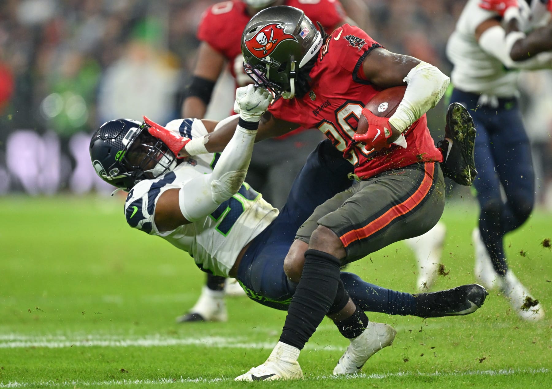 Bucs' RB Leonard Fournette doubtful to return against Seahawks